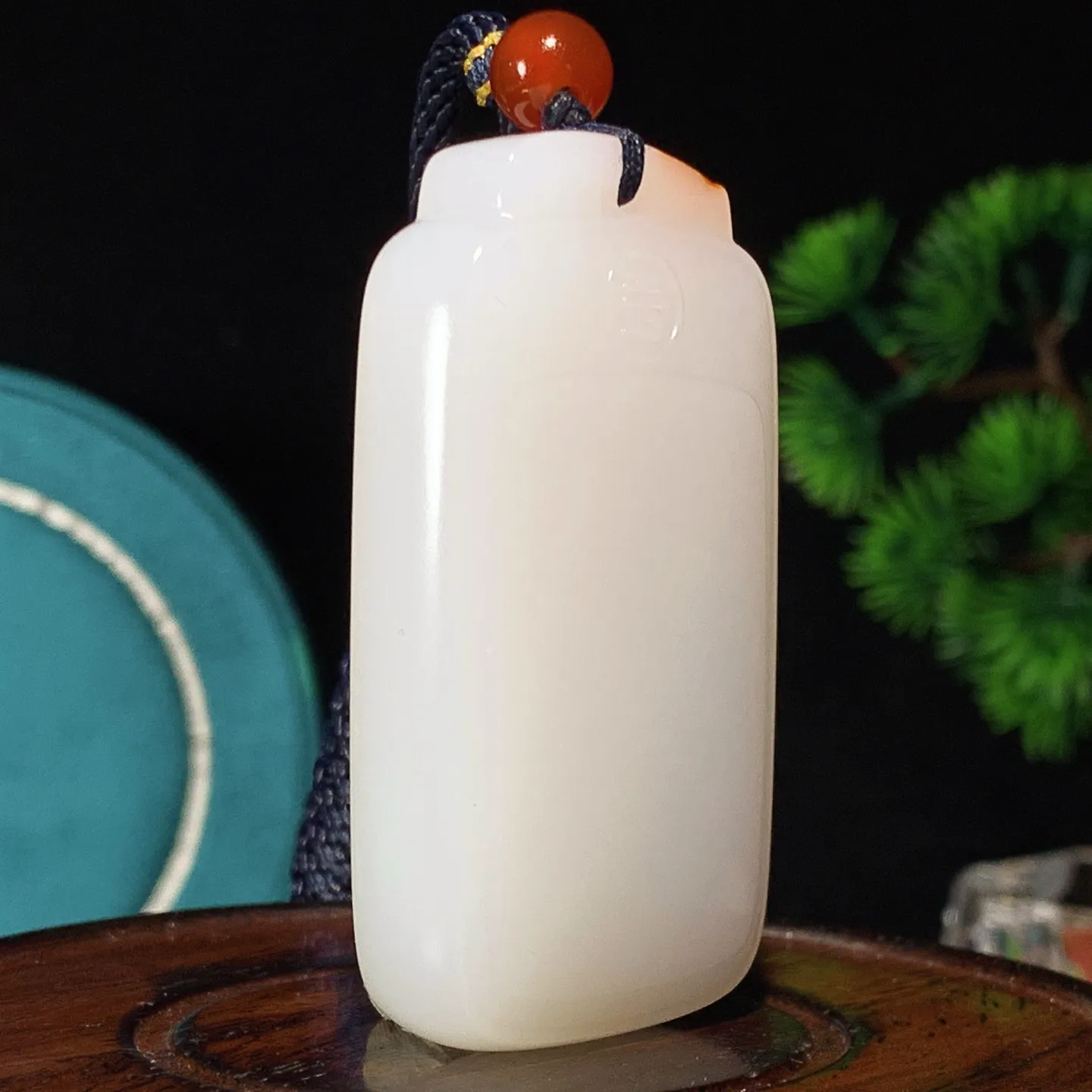 新疆和田玉羊脂白平安无事牌挂件。尺寸58/33/13重60.6克 无裂无杂 玉质细腻油润 底色纯净 脂粉好，品质好。lt251231