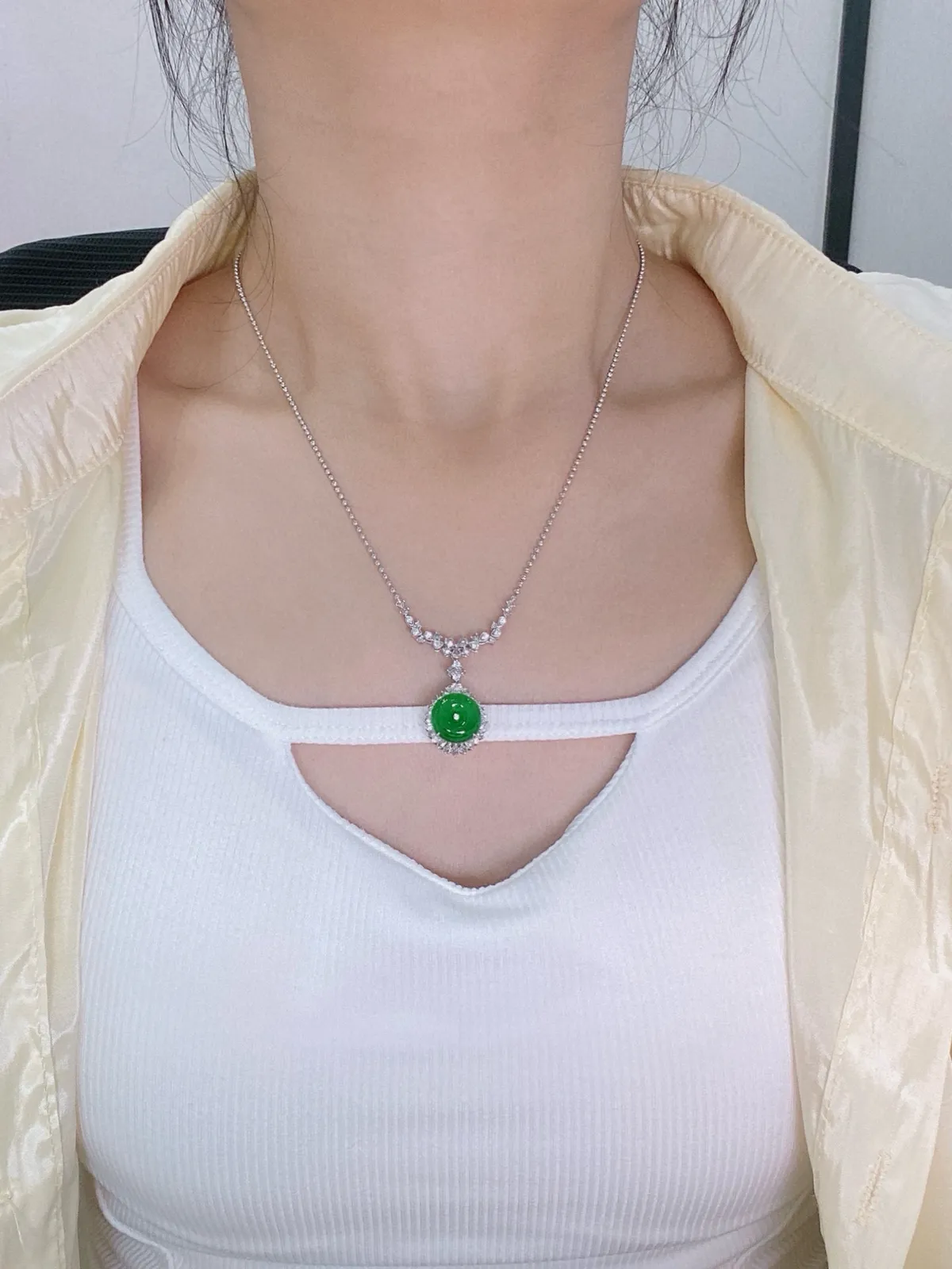 【冰种满绿平安扣】质地非常细腻，冰润十足，种老冰透，18k金钻镶嵌，裸石尺寸11.9*3.2毫米，收藏品质