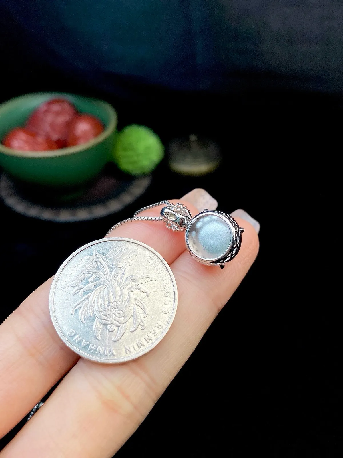 【冰种黄翡蛋面吊坠】质地非常细腻，冰润十足，种老冰透，收藏品质，18k金钻镶嵌，裸石尺寸11.7*5.2毫米