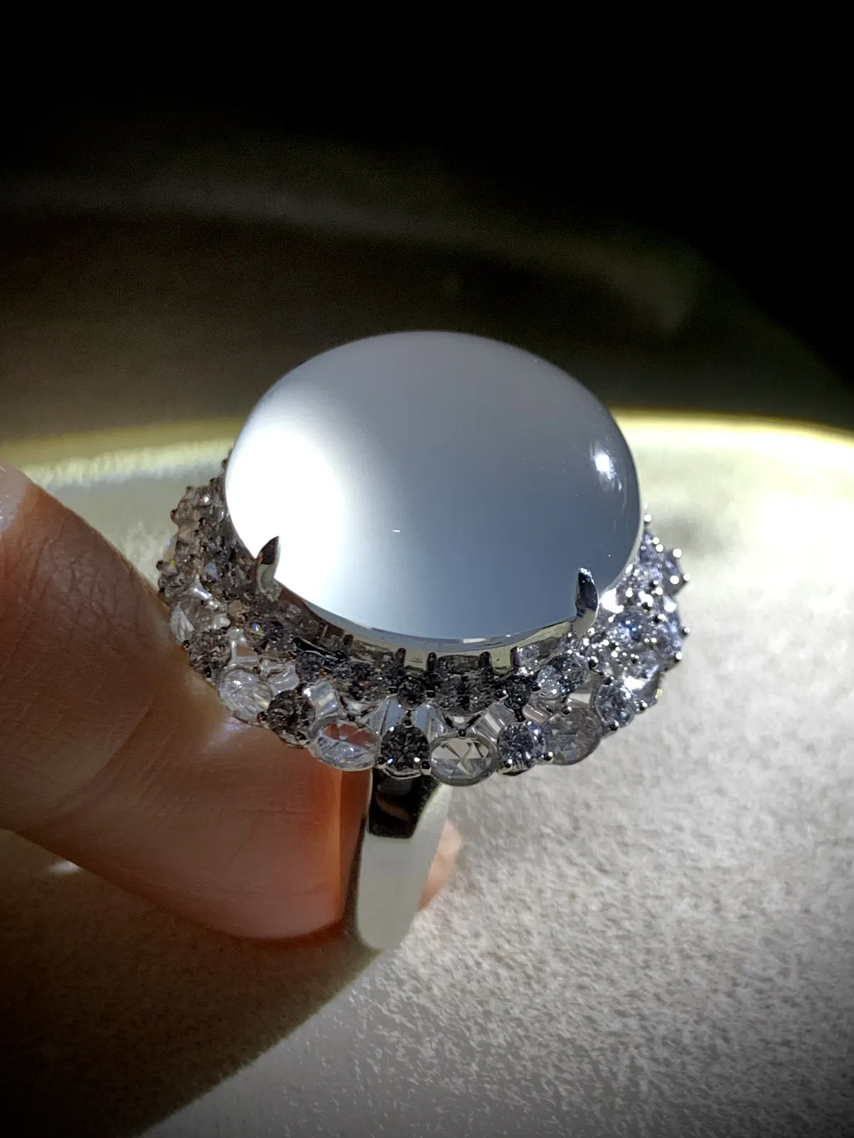 白冰大蛋面戒指，裸石20.5-20-9.5mm，
台面整体27-26.2-17.5mm，15#，
18K金，南非钻，16.32g，