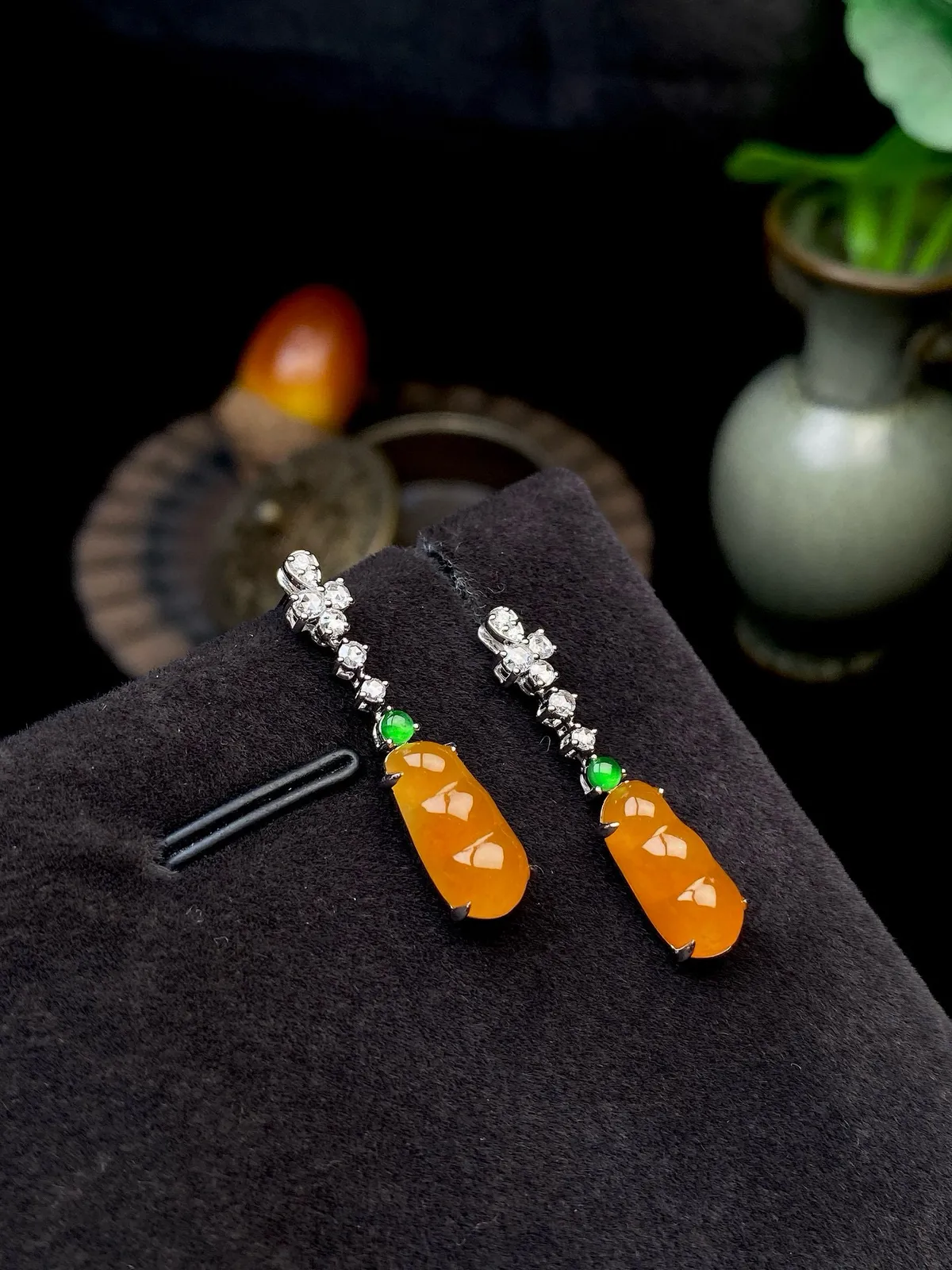 【冰种黄翡福豆耳坠】质地细润，起刚起荧光，18K金钻镶嵌，裸石尺寸12.3*6.1*3.7毫米