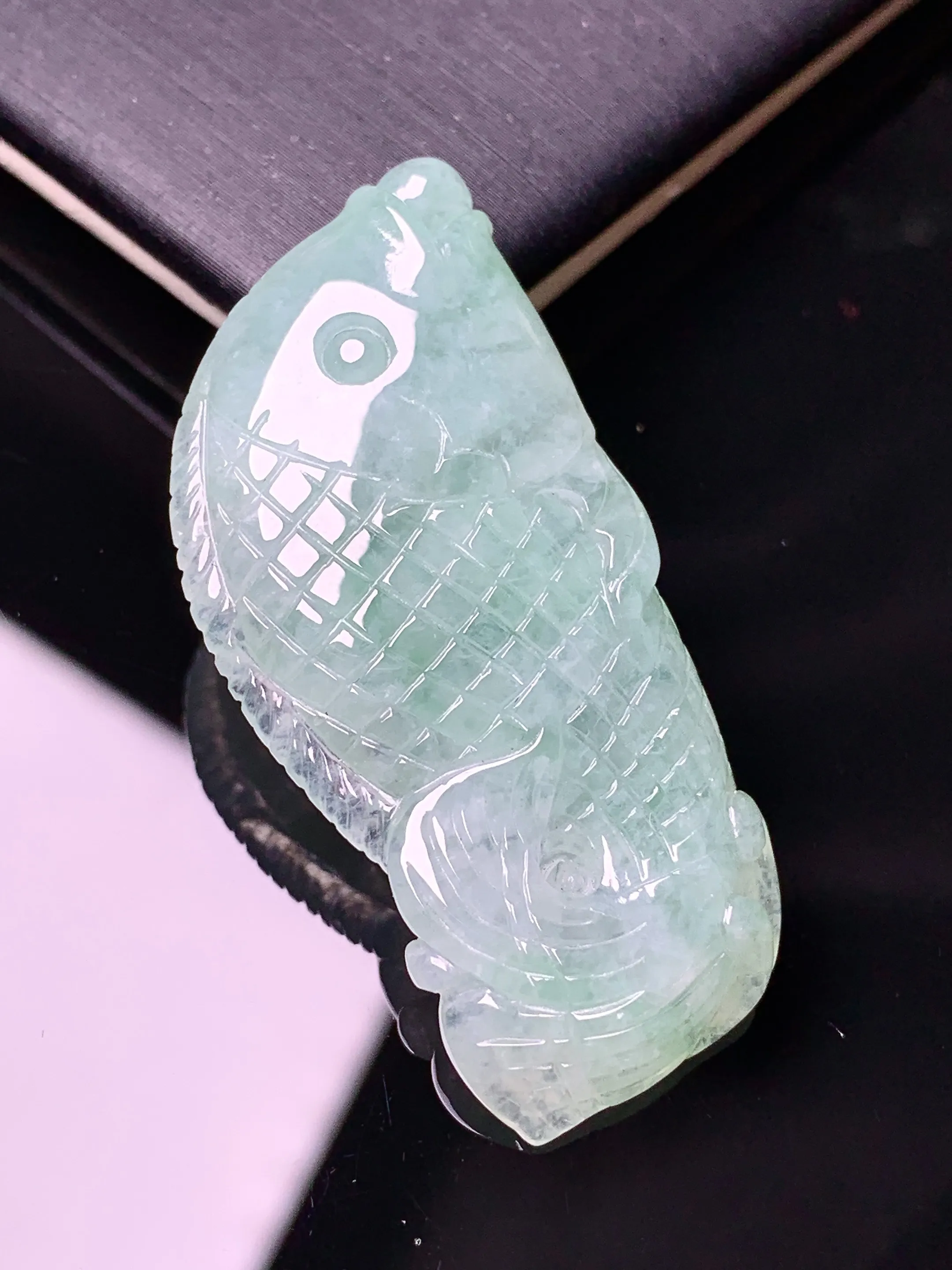 飘绿金鱼吊坠 玉质细腻 色泽清新艳丽 整体尺寸44*20*6.6