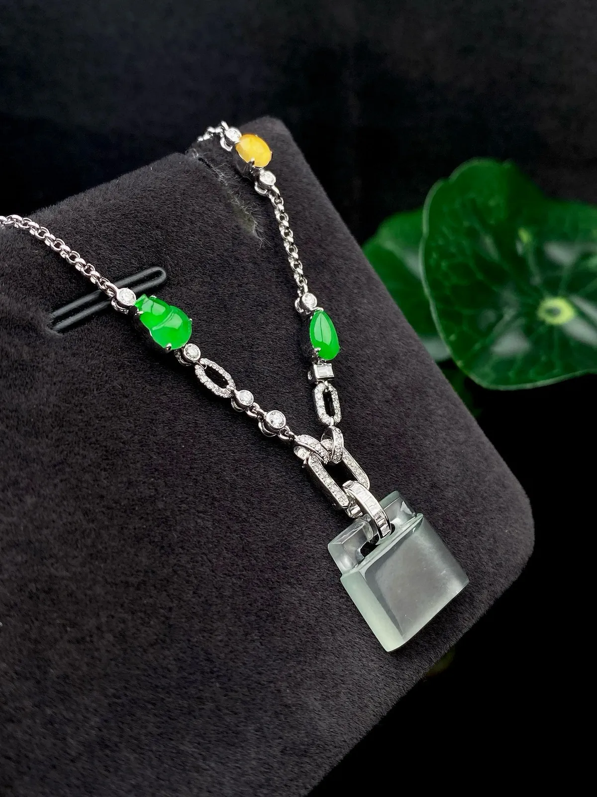 【冰种平安锁吊坠】质地细腻，饱满度很好，晶莹剔透，18k金钻镶嵌，裸石尺寸12.4*13.2*2.6