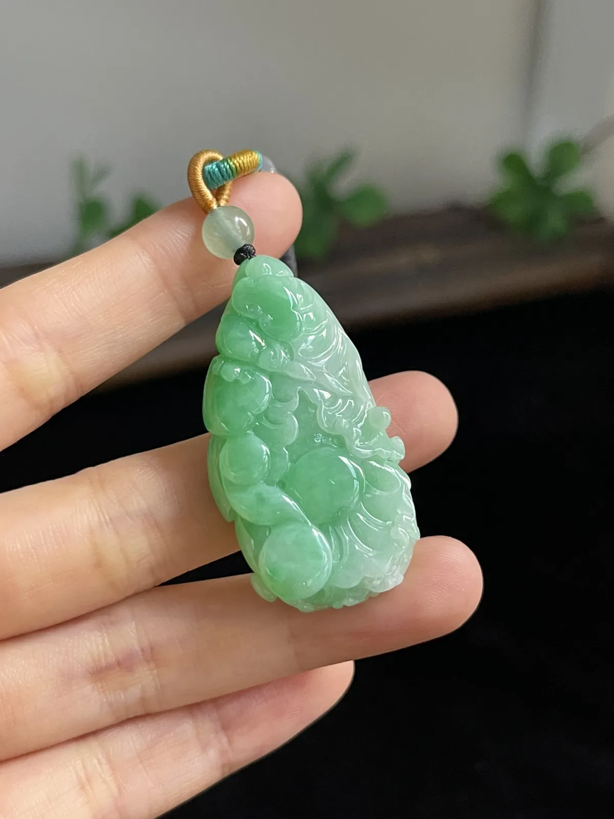 翡翠糯化种浅绿色玉白菜，配珠未测