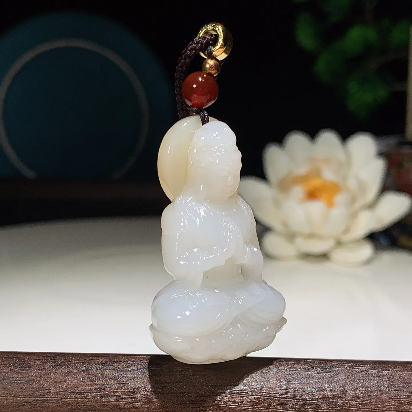 新疆和田玉且末糖立体坐莲观音挂件。尺寸40/24/15重20克 无裂无杂 玉质细腻油润 底色纯净 脂粉好，品质好。lt251231