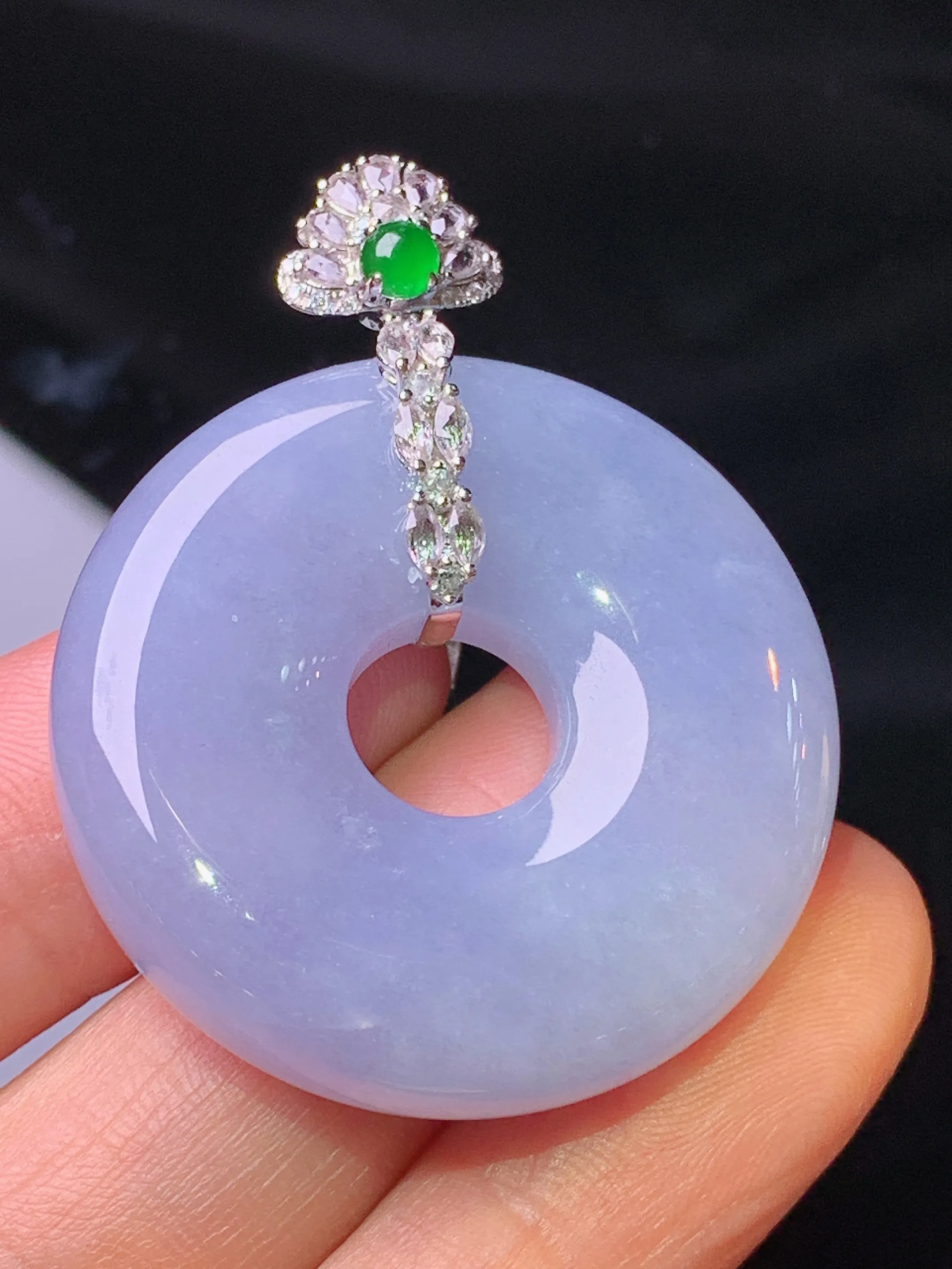 18k金钻镶嵌紫罗兰平安环吊坠 玉质细腻 色泽清新艳丽 整体尺寸42.6*33.7*8.3