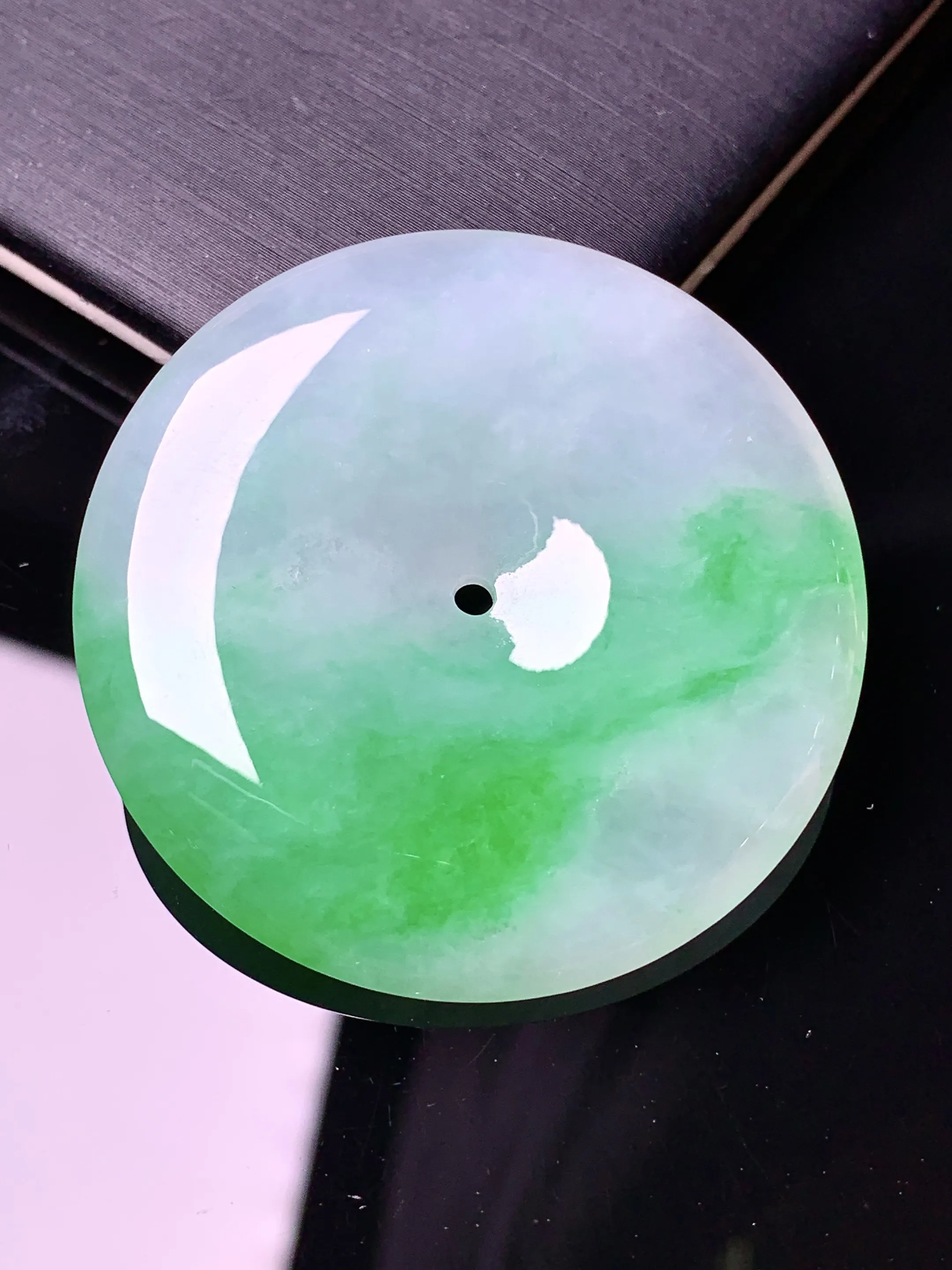 飘绿平安扣吊坠 玉质细腻 色泽清新艳丽 整体尺寸38.2*6