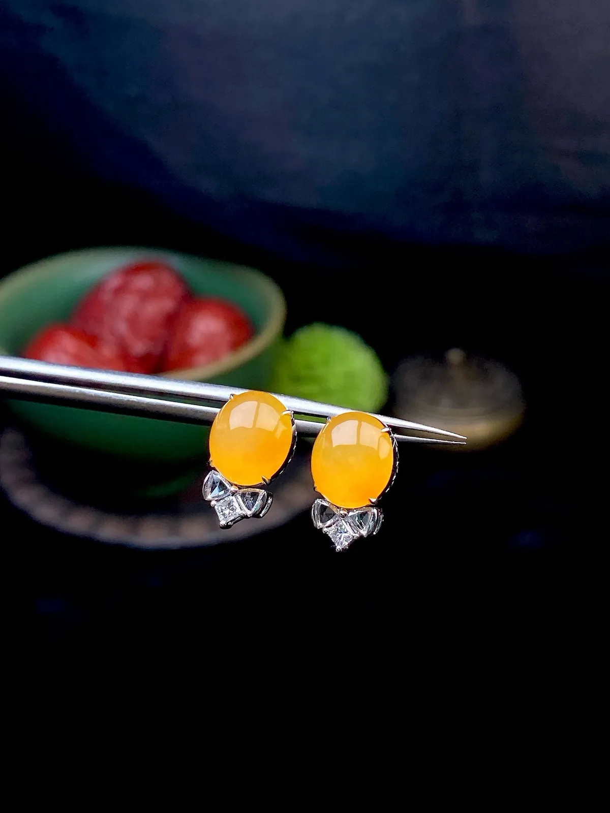 【冰种黄翡蛋面耳钉】质地细润，起刚起荧光，18K金钻镶嵌，裸石尺寸8.6*7.8*3.1毫米