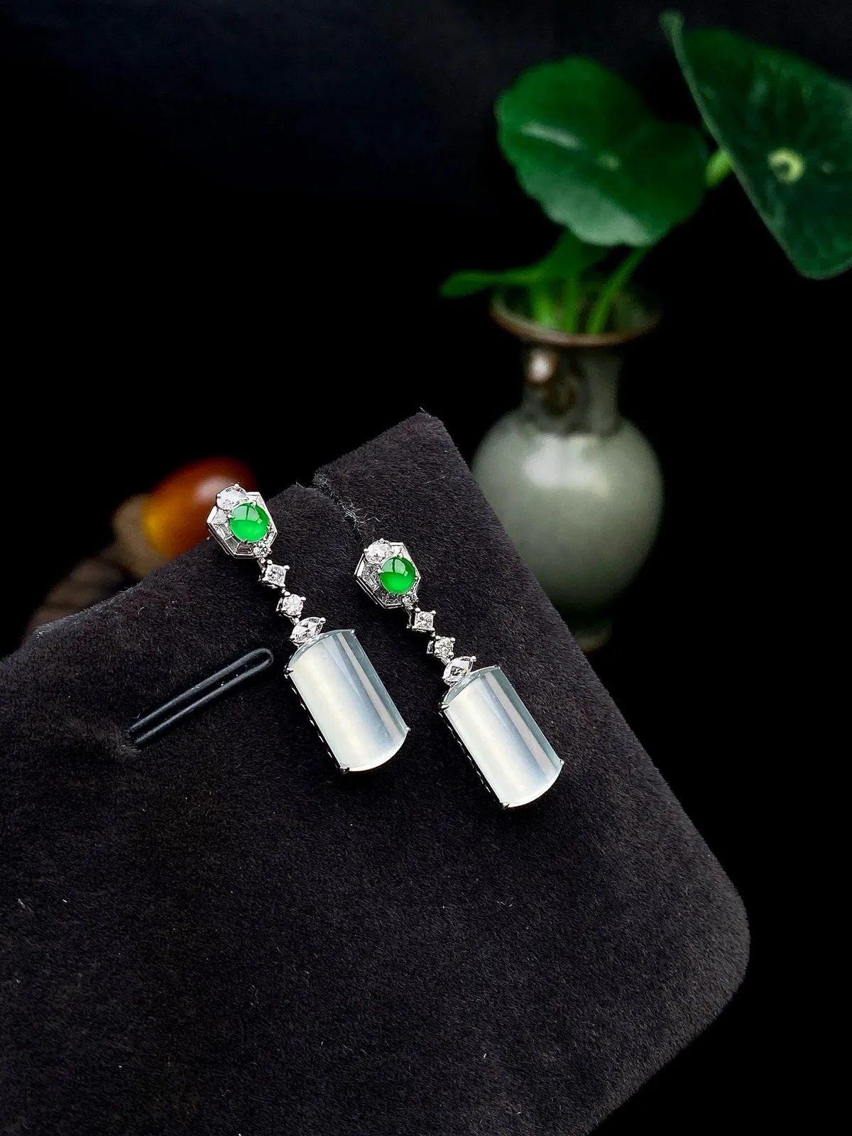 【冰种无事牌耳坠】质地细润，起刚起荧光，18K金钻镶嵌，裸石尺寸12.2*6.8*2.6毫米