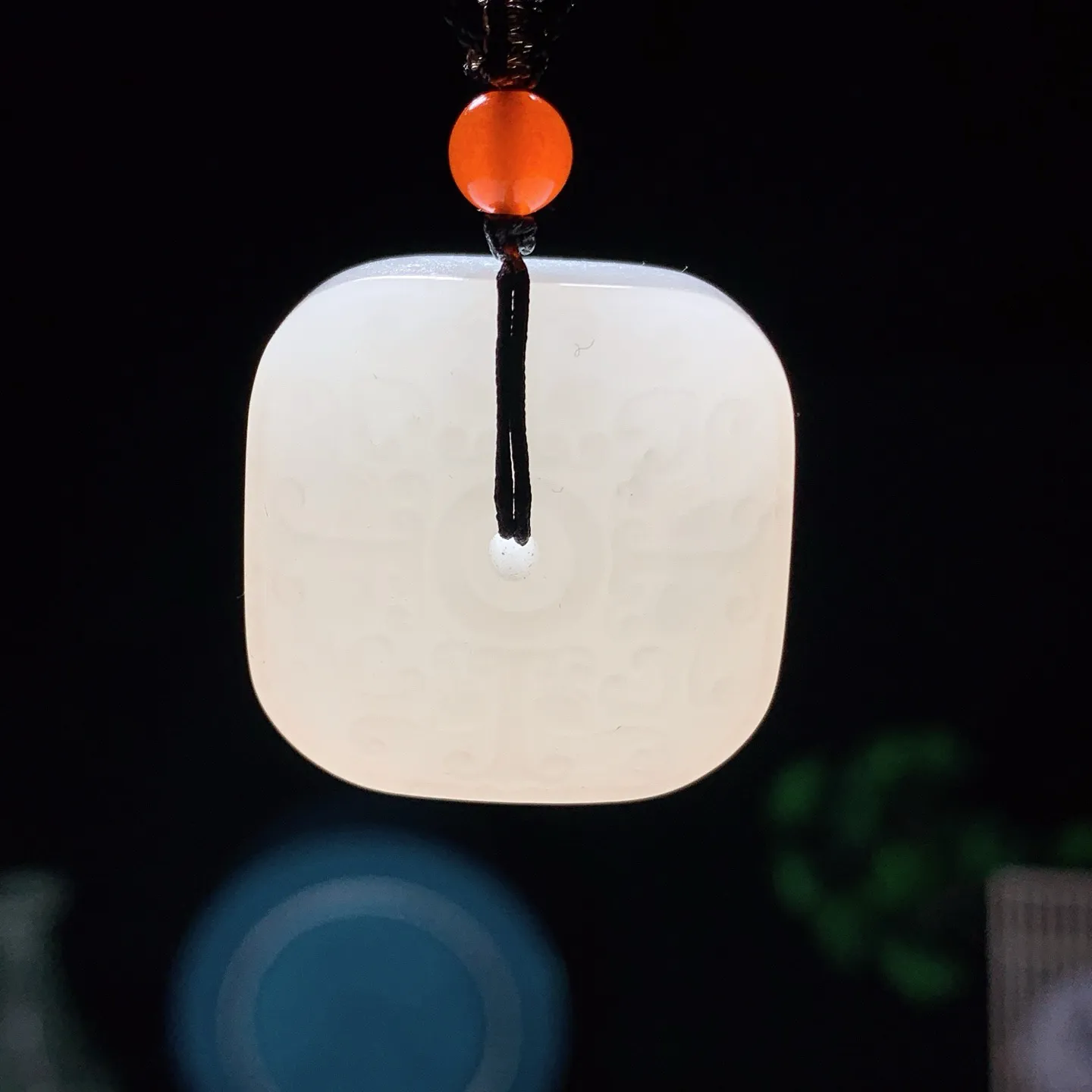 和田玉白玉回纹四方平安扣玉棕挂件。尺寸28/16重25.5克 无裂无杂 玉质细腻油润 底色纯净 脂粉好，品质好。lt251231