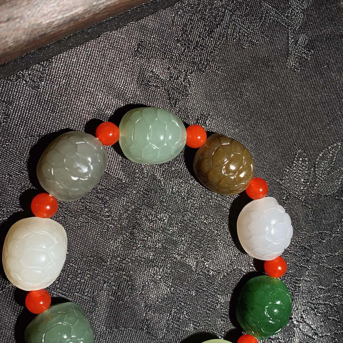 新疆和田玉多宝富贵长寿龟背手串。单颗尺寸18/15/12！无裂无杂 玉质细腻油润 底色纯净 脂粉好，