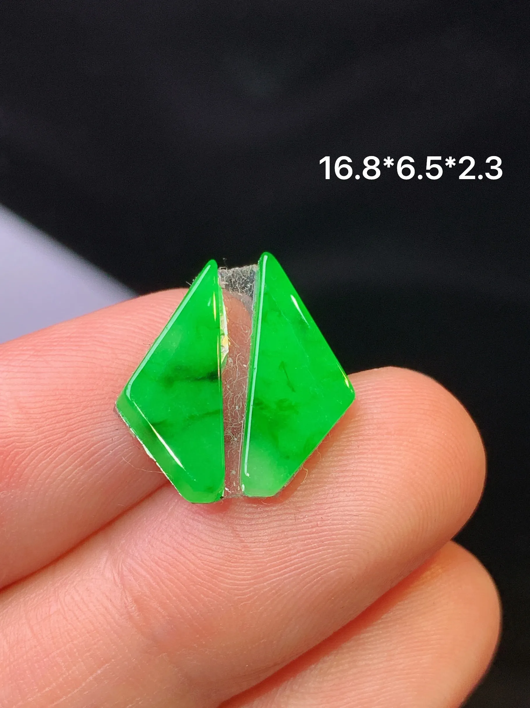 镶嵌款 翠绿方形一对 玉质细腻 色泽清新艳丽 整体尺寸16.8*6.5*2.3