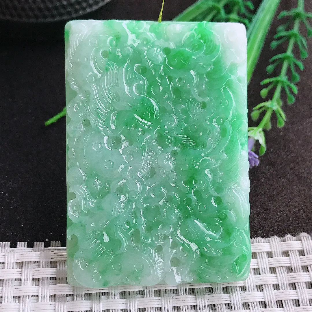 实拍A货翡翠61.8/43.5/6.8老坑精美冰润满绿九龙龙牌吊坠翡翠挂件