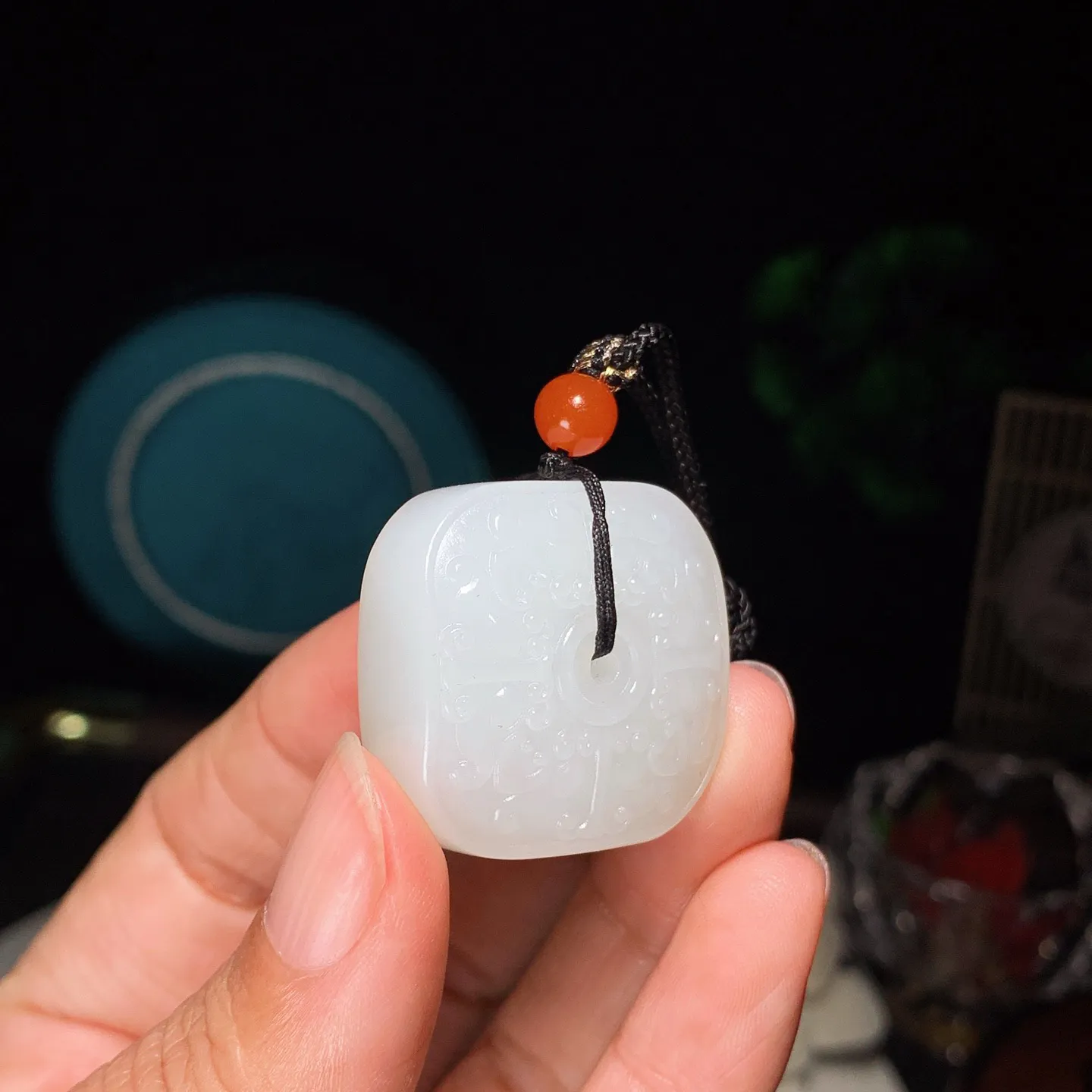 和田玉白玉回纹四方平安扣玉棕挂件。尺寸28/16重25.5克 无裂无杂 玉质细腻油润 底色纯净 脂粉好，品质好。lt251231