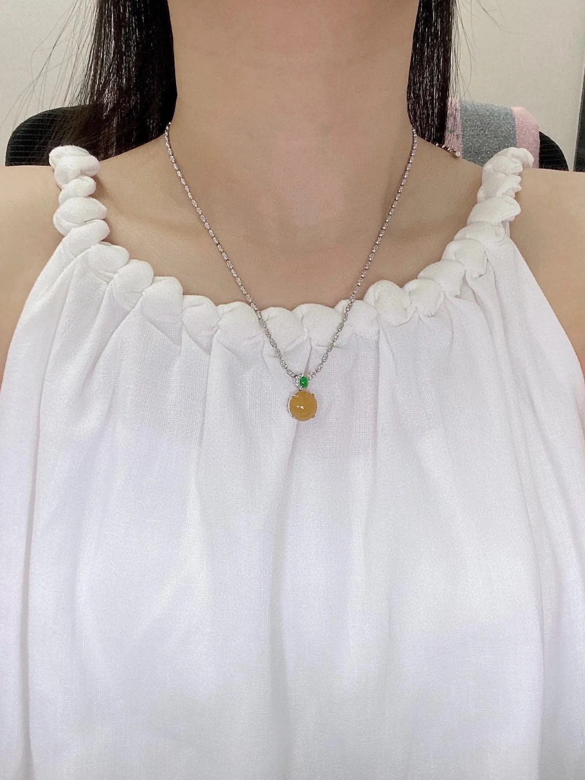 【冰种黄翡蛋面吊坠】质地非常细腻，冰润十足，种老冰透，收藏品质，18k金钻镶嵌，裸石尺寸11.7*5.2毫米