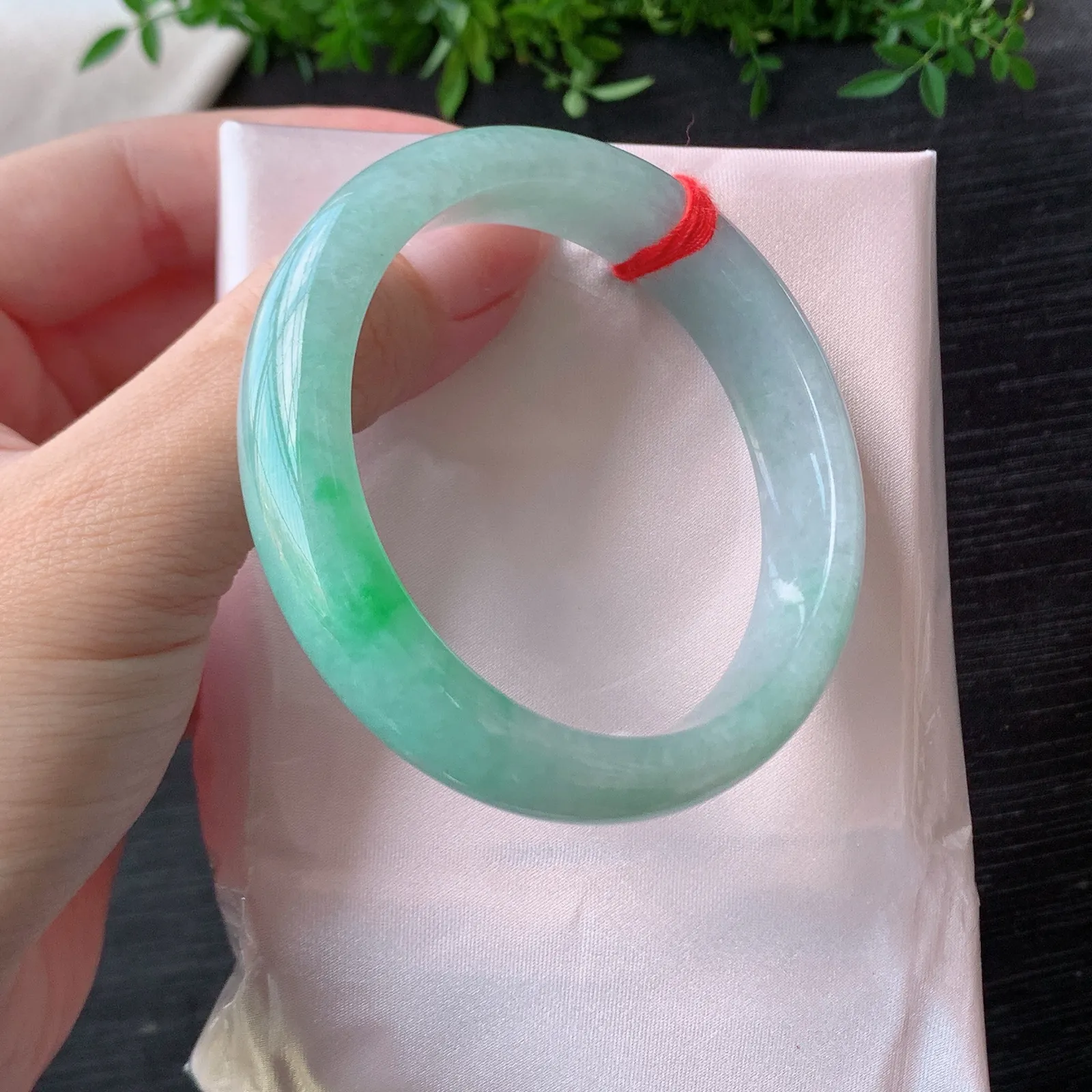 ️53.7圈口冰阳绿正圈手镯，细腻水润，颜色漂亮，卡53.7-13-7.5