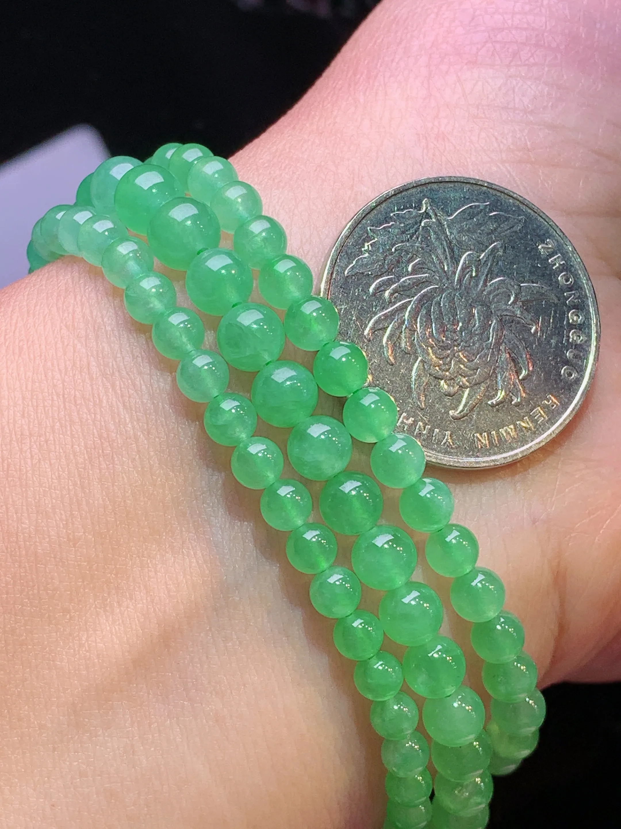 冰种翠绿圆珠项链 玉质细腻 色泽清新艳丽 整体尺寸5.8
