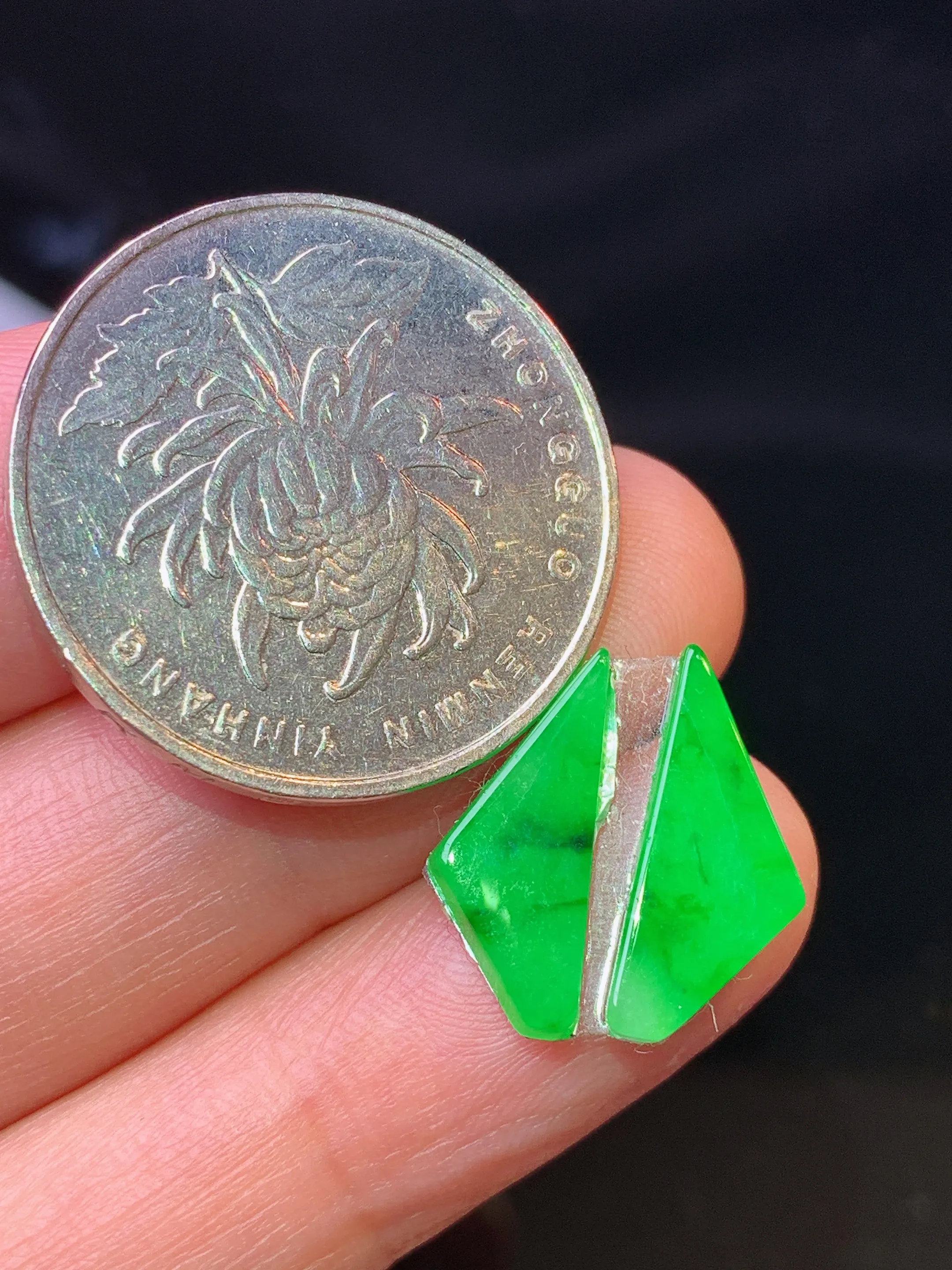 镶嵌款 翠绿方形一对 玉质细腻 色泽清新艳丽 整体尺寸16.8*6.5*2.3