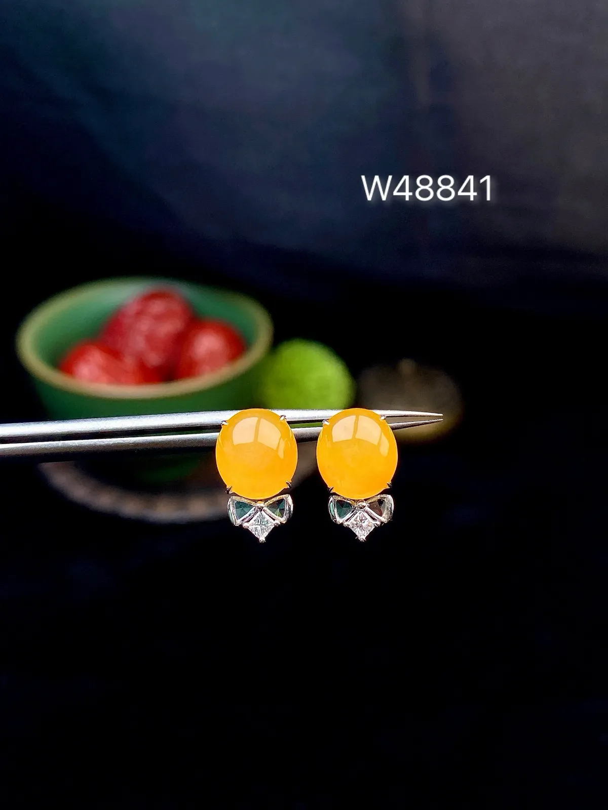 【冰种黄翡蛋面耳钉】质地细润，起刚起荧光，18K金钻镶嵌，裸石尺寸8.6*7.8*3.1毫米