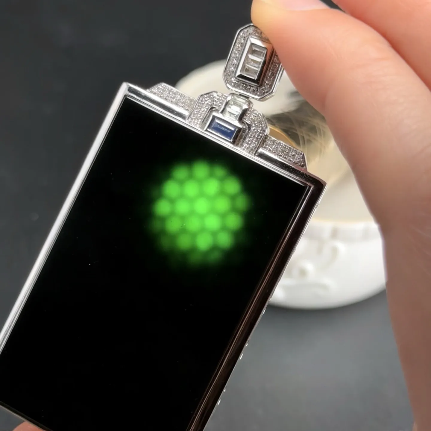 精品18k墨翠无事牌 种好色正 黑度极好 打灯通透 油性十足 尺寸72.4