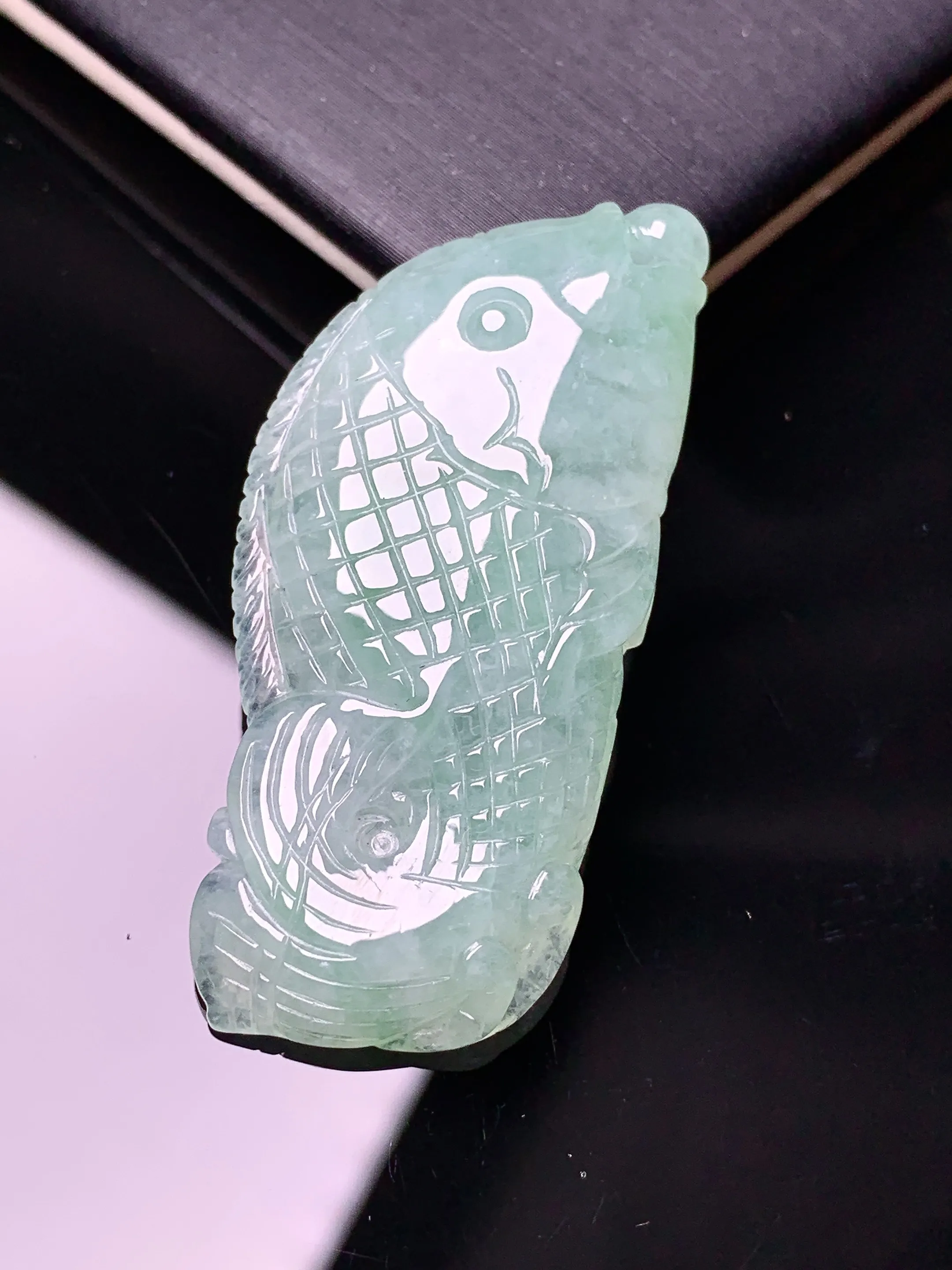 飘绿金鱼吊坠 玉质细腻 色泽清新艳丽 整体尺寸44*20*6.6