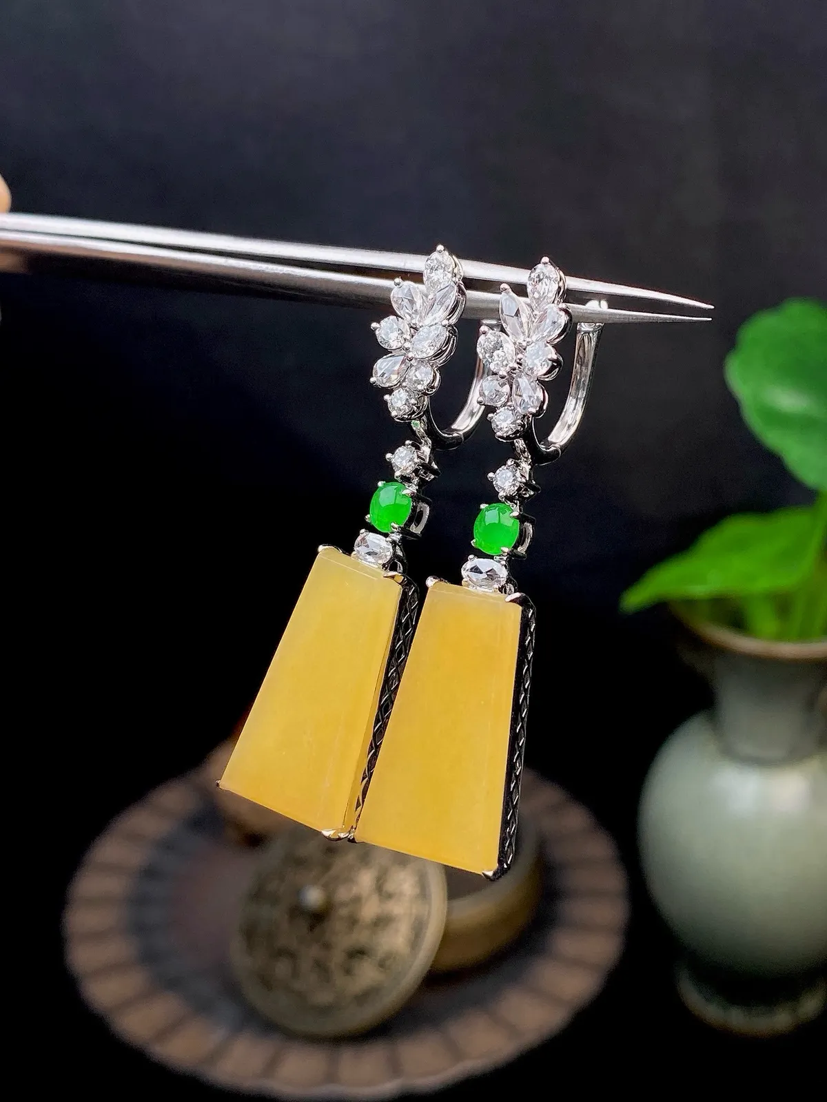 【冰种黄翡无事牌耳坠】质地细润，起刚起荧光，18K金钻镶嵌，裸石尺寸18*10*2.7毫米