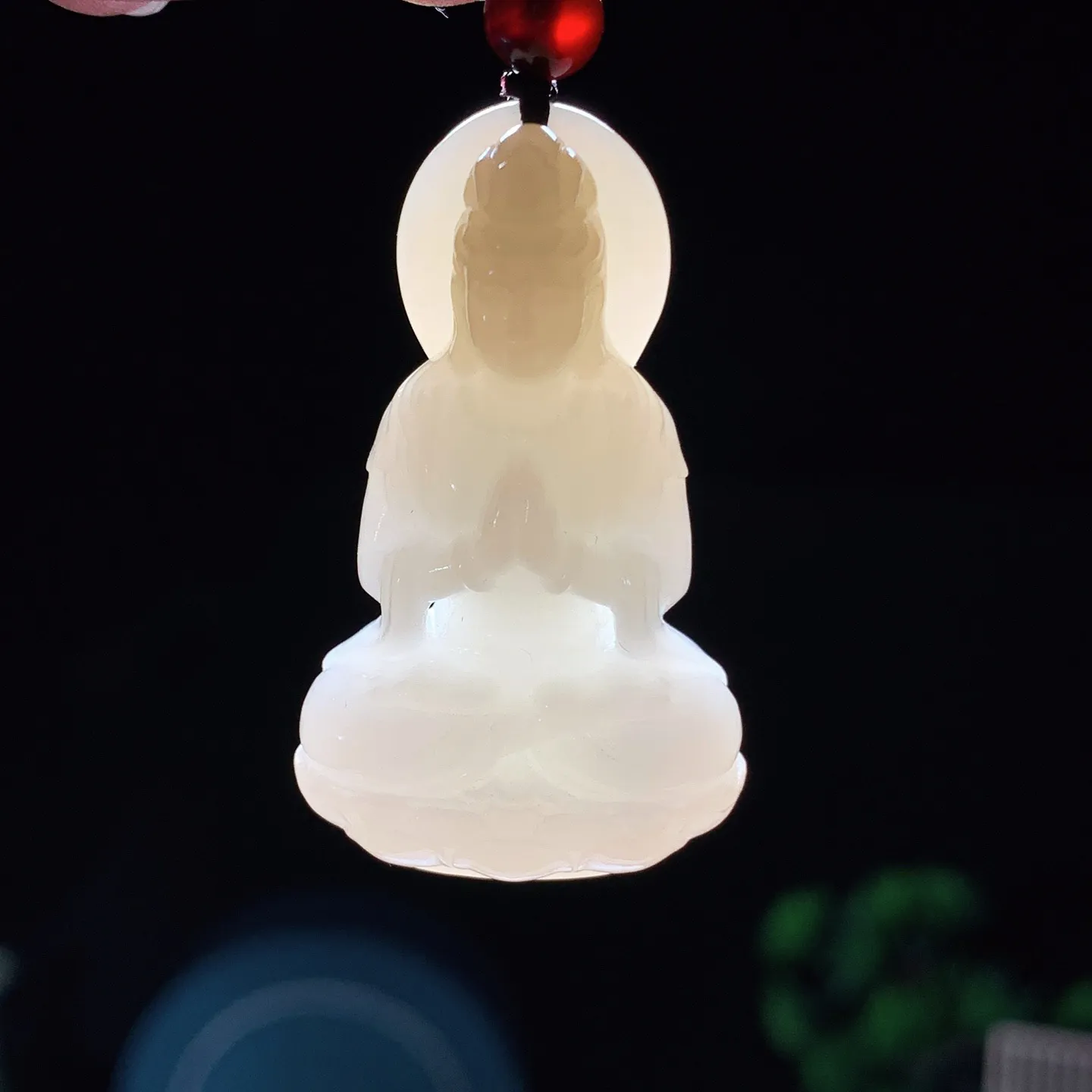 新疆和田玉且末糖立体坐莲观音挂件。尺寸40/24/15重20克 无裂无杂 玉质细腻油润 底色纯净 脂粉好，品质好。lt251231