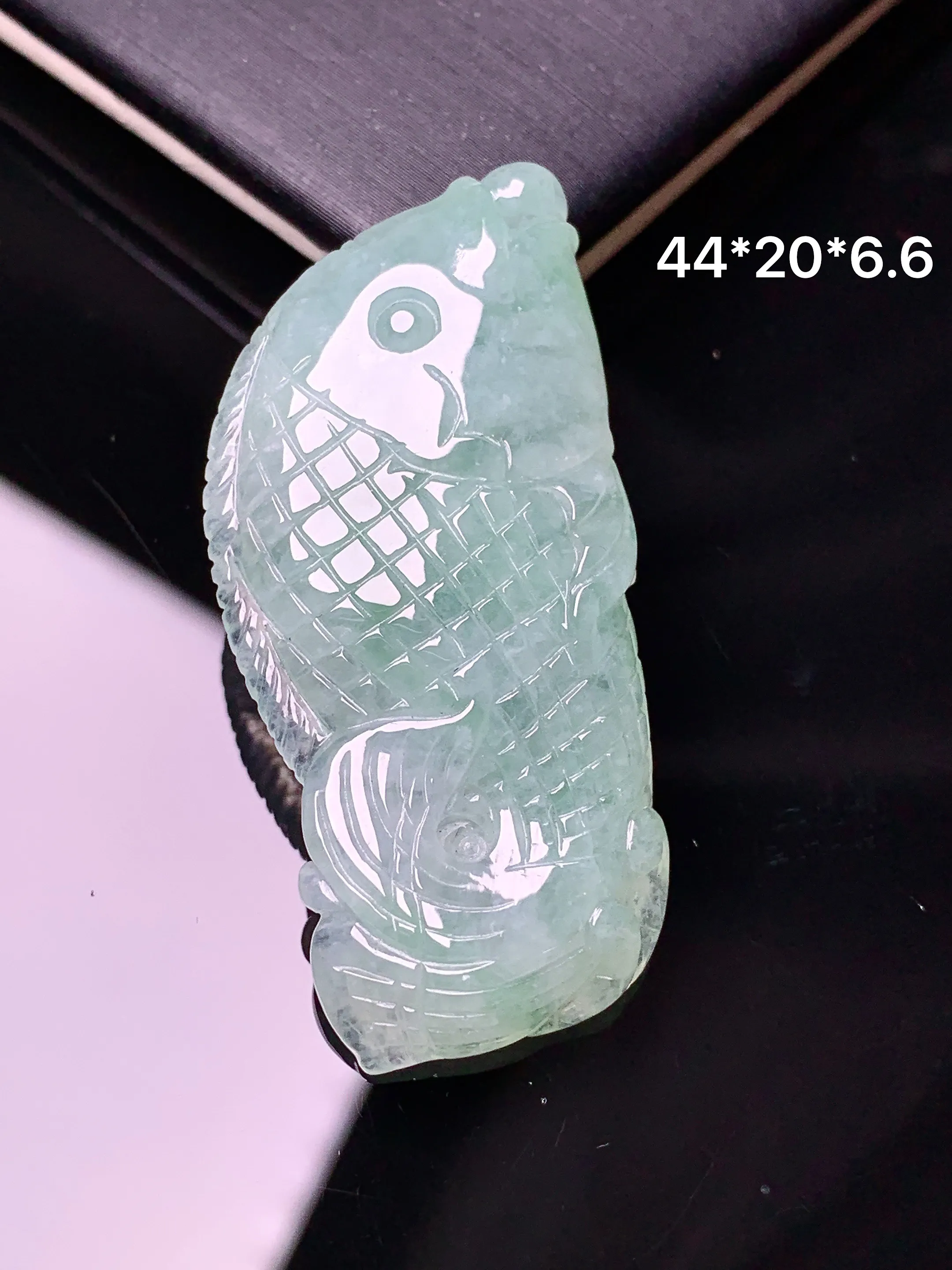 飘绿金鱼吊坠 玉质细腻 色泽清新艳丽 整体尺寸44*20*6.6