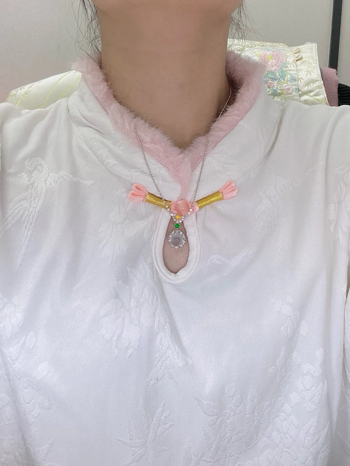 【冰种蛋面吊坠】形状非常饱满，冰润通透，种老起光，胶感强烈。18K金钻镶嵌，裸石尺寸9.8*8.8*4.6毫米