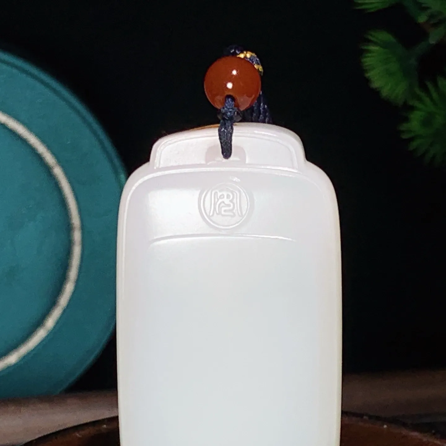 新疆和田玉羊脂白平安无事牌挂件。尺寸58/33/13重60.6克 无裂无杂 玉质细腻油润 底色纯净 脂粉好，品质好。lt251231