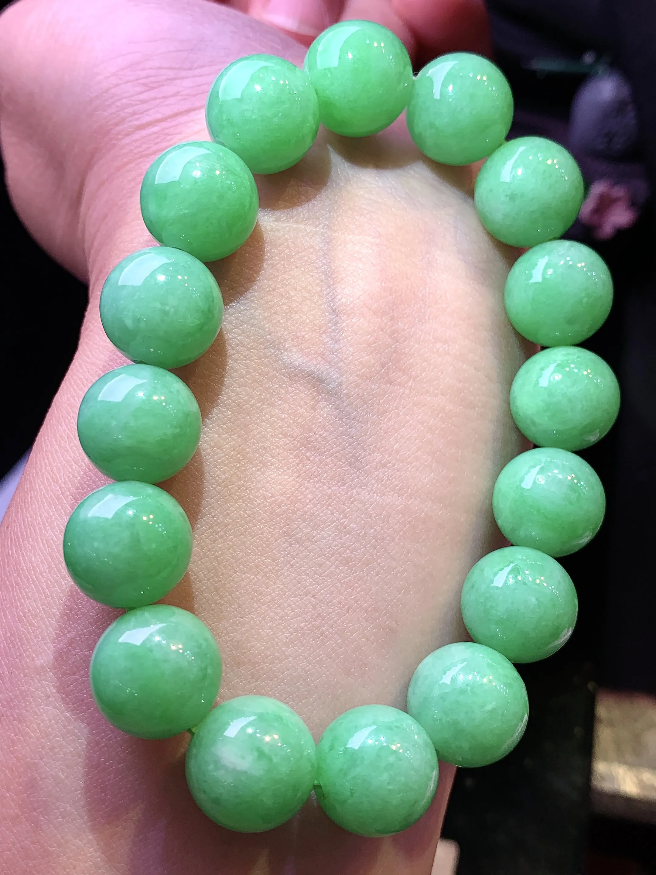 翠绿圆珠手链 玉质细腻 色泽清新艳丽 整体尺寸12.5
