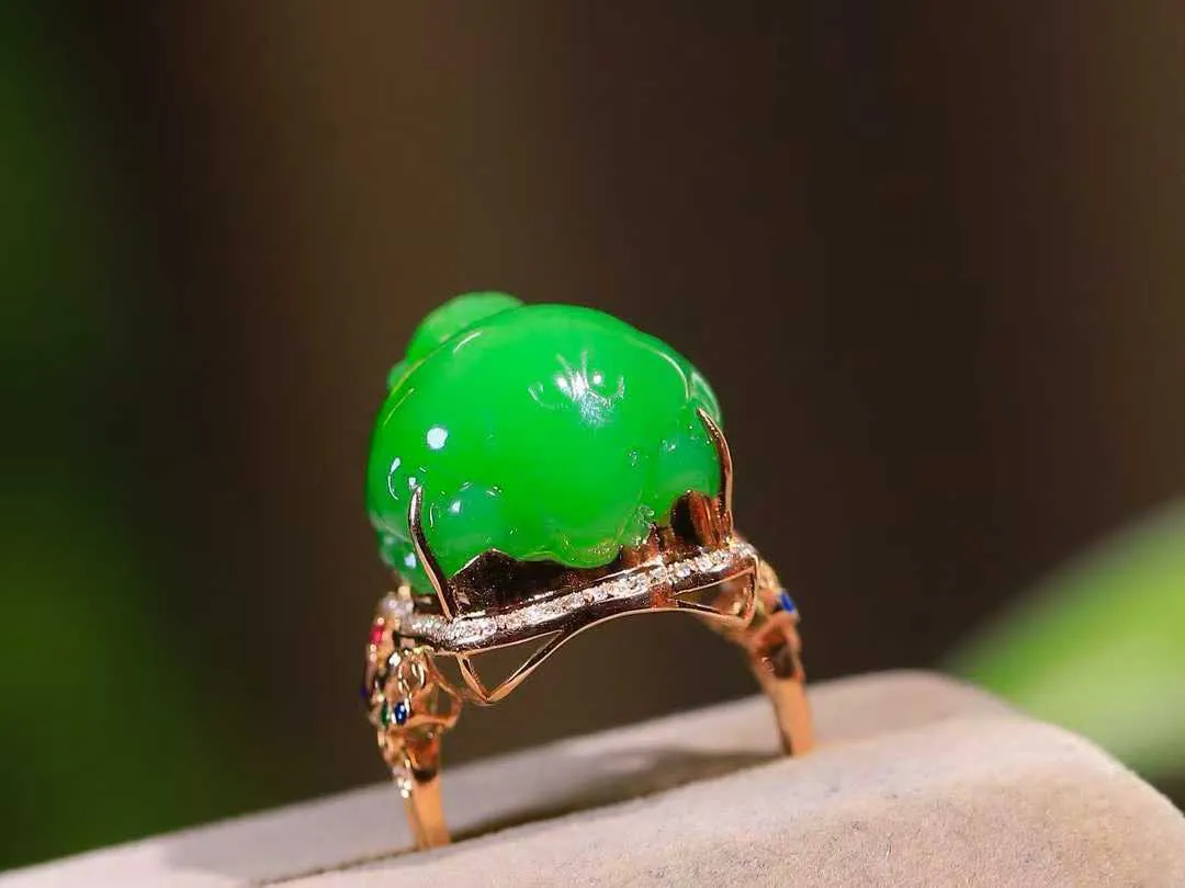 （金镶玉.招财貔貅.戒指）

精品和田玉碧玉18k金镶嵌貔貅戒指，质地细腻油润，精工雕刻，貔貅表