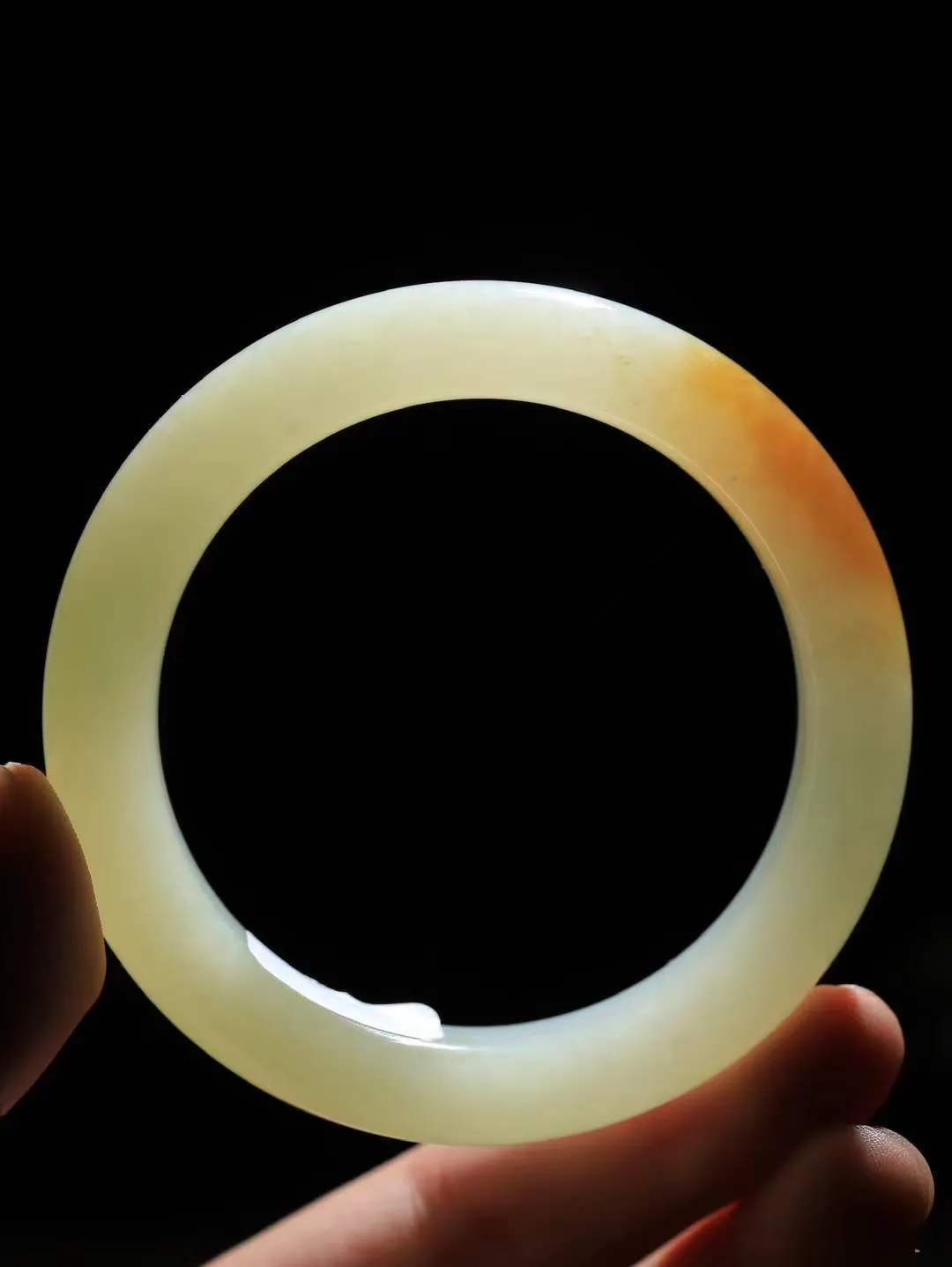 （温柔雅致.手镯）

精品️和田玉糖青白玉手镯。镯型饱满，温润细腻，脂润沁香。️执一卷书，沏一盏茶，着一袭裙，戴一只镯。淡淡浅笺，素心若兰，静赏玉中诗画。悠悠岁月，芊手轻摘，盛满诗样芳华。重73克   尺寸58-13.3-10.4mm    FDA-321203100