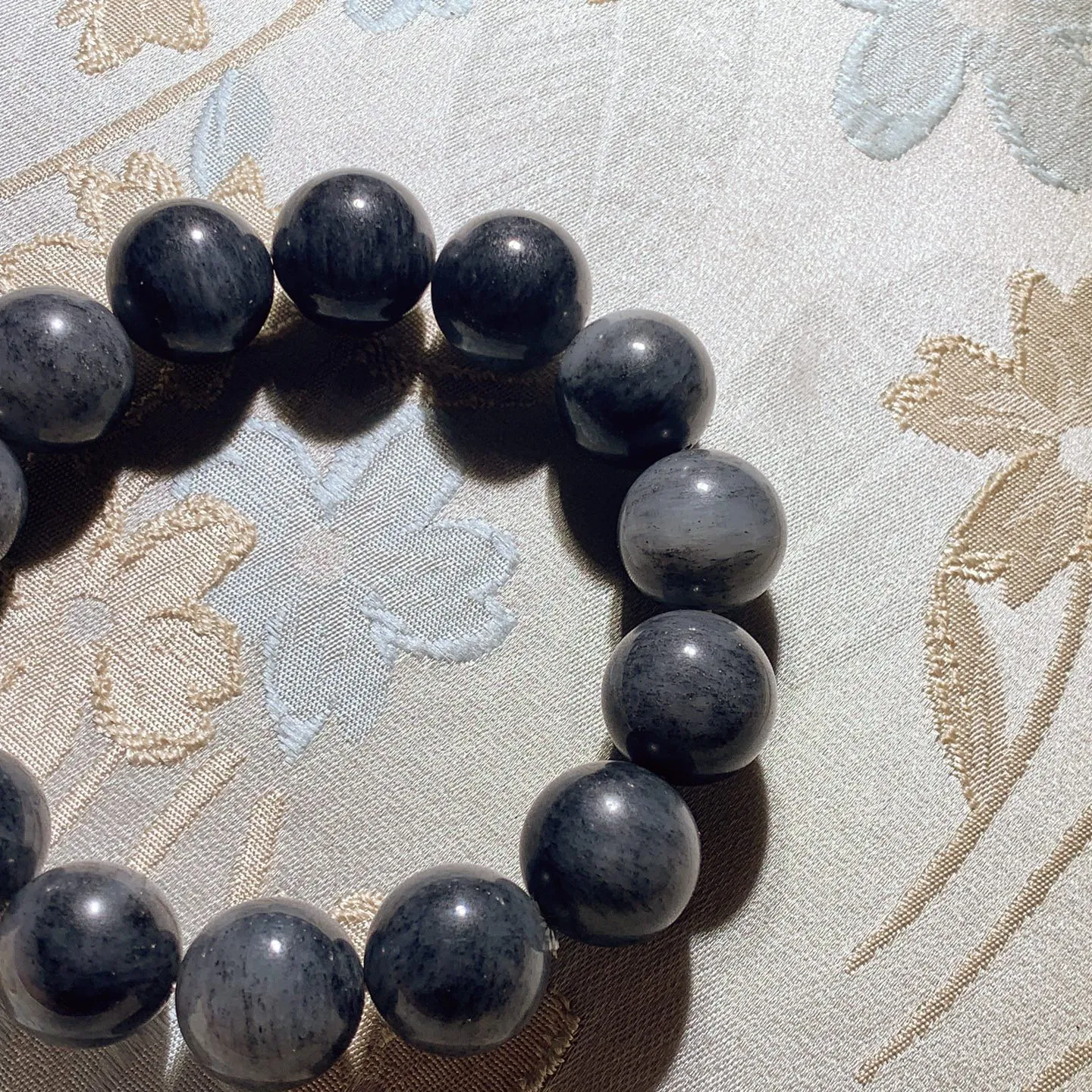 新疆籽料青花手串 单颗尺寸16重88.5克。玉质细腻油润。手推出油品相大气。251231