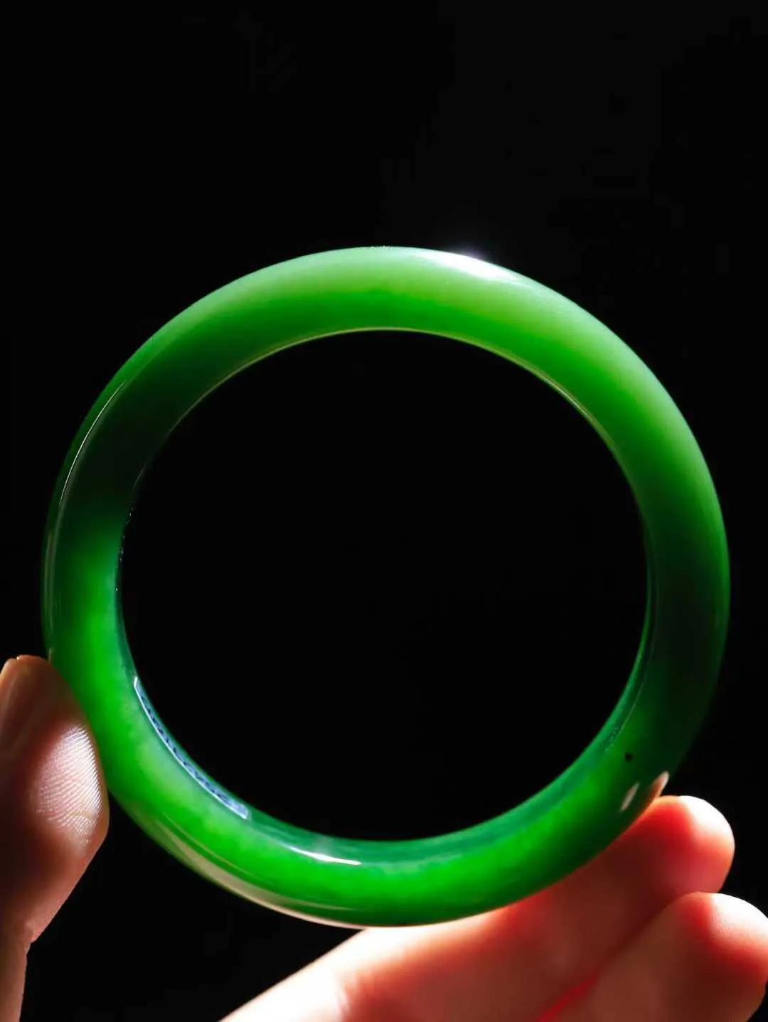 【温润如心.镯】

收藏级臻品️和田玉碧玉手镯，精选上等碧玉料，色泽清透，质地细腻。佩戴它，感受千年玉文化的温润与优雅，愿它为您带来平安与幸福。重64.3克  尺寸59.5-13.3-8.8mm  101203011A