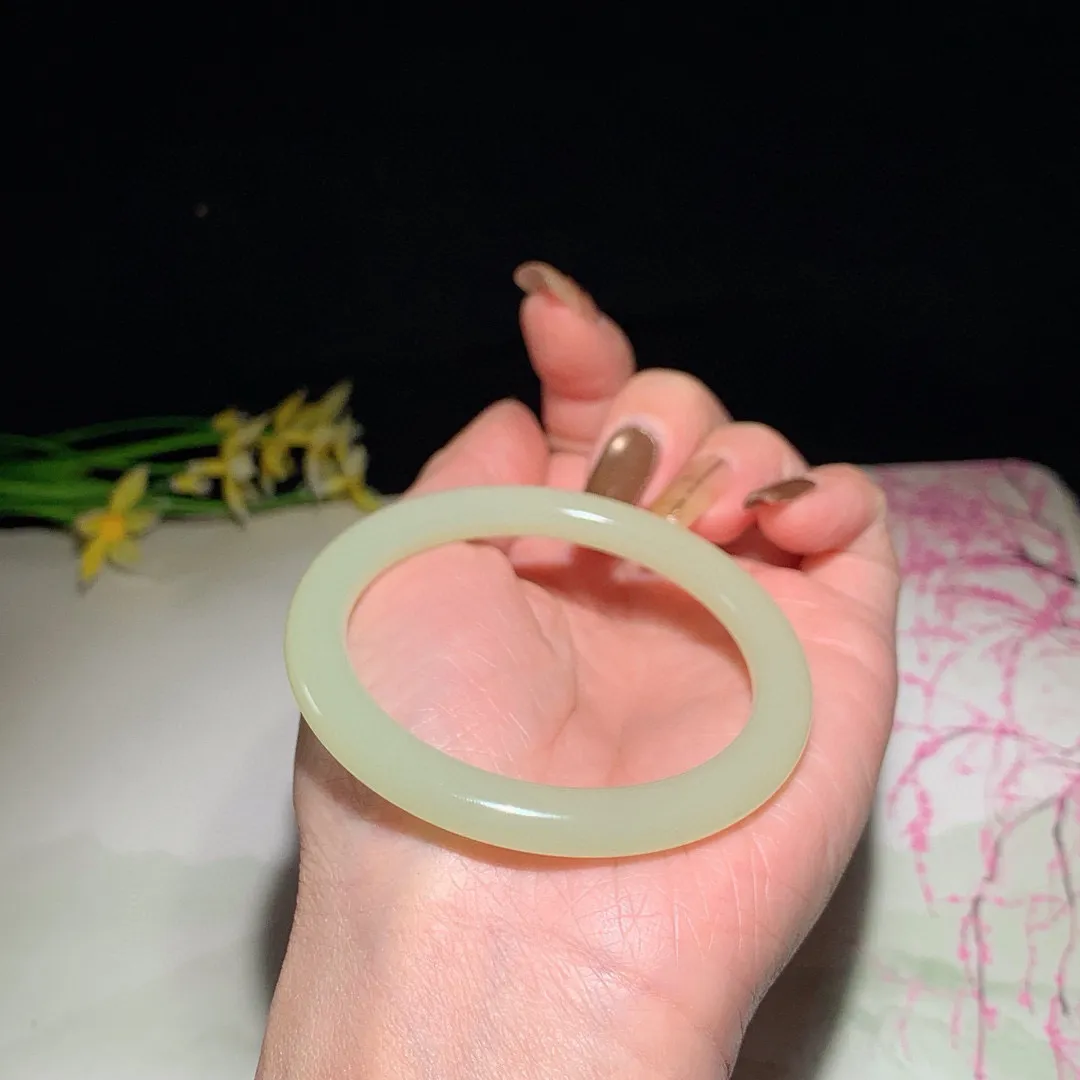 和田玉51圈口黄口料圆条手镯！玉质细腻油润 底色纯净 无裂无杂 脂粉好，品质好！