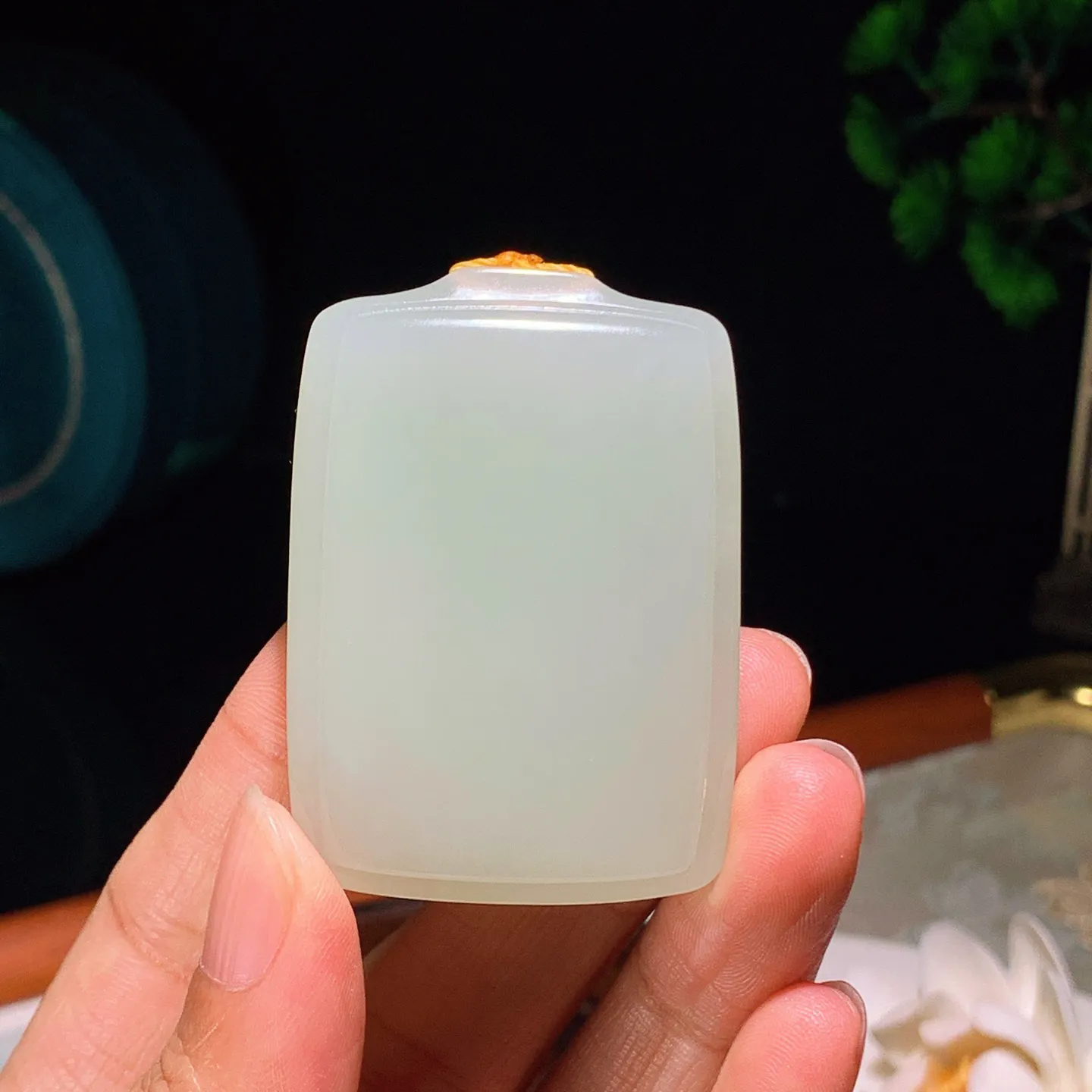 和田玉晴水平安无事牌挂件。尺寸52/37/11重47克。玉质细腻油润。手推出油品相大气。251231