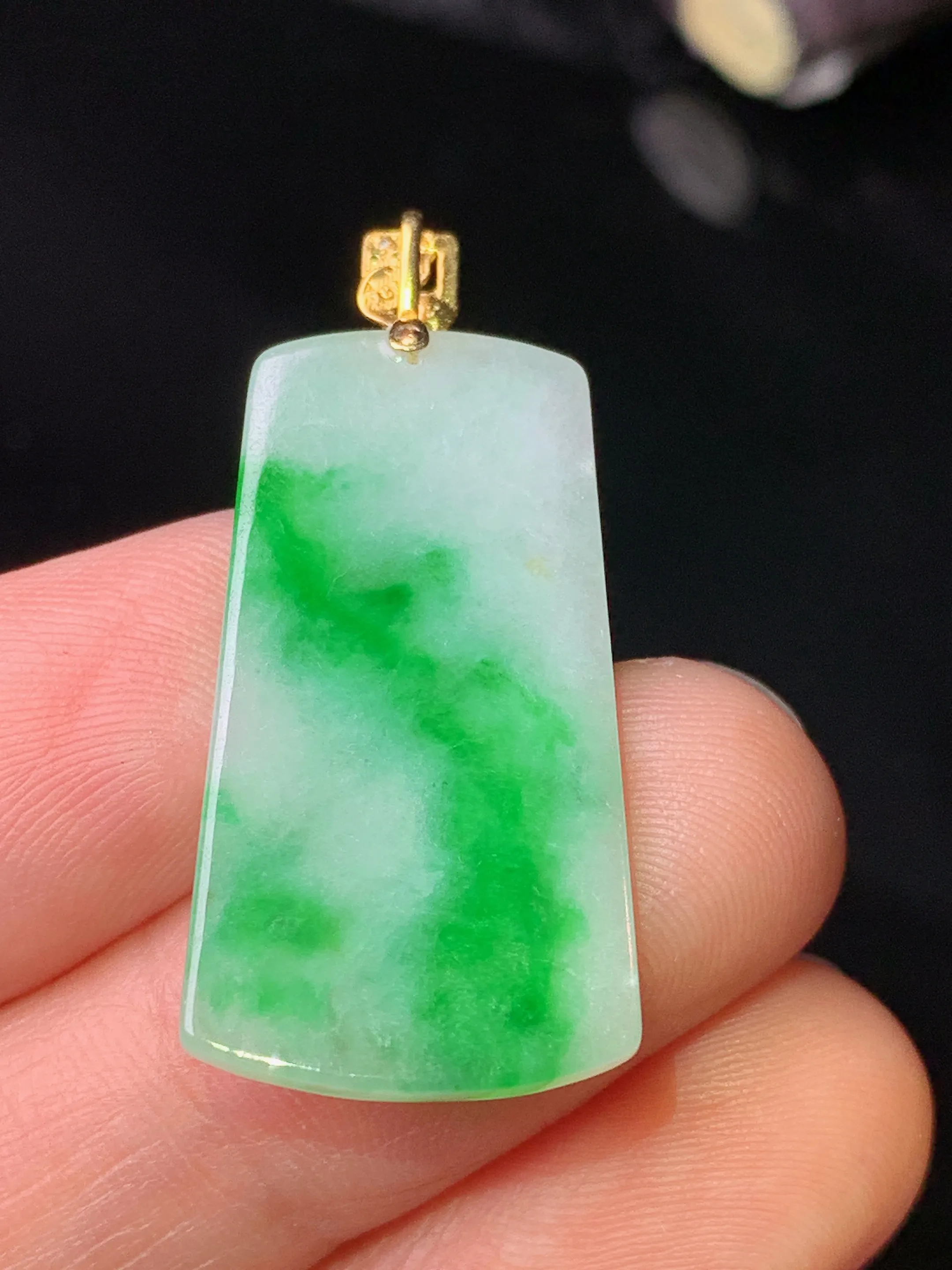 18k金镶嵌飘绿无事牌吊坠 玉质细腻 色泽清新艳丽 整体尺寸33.3*15*2.2