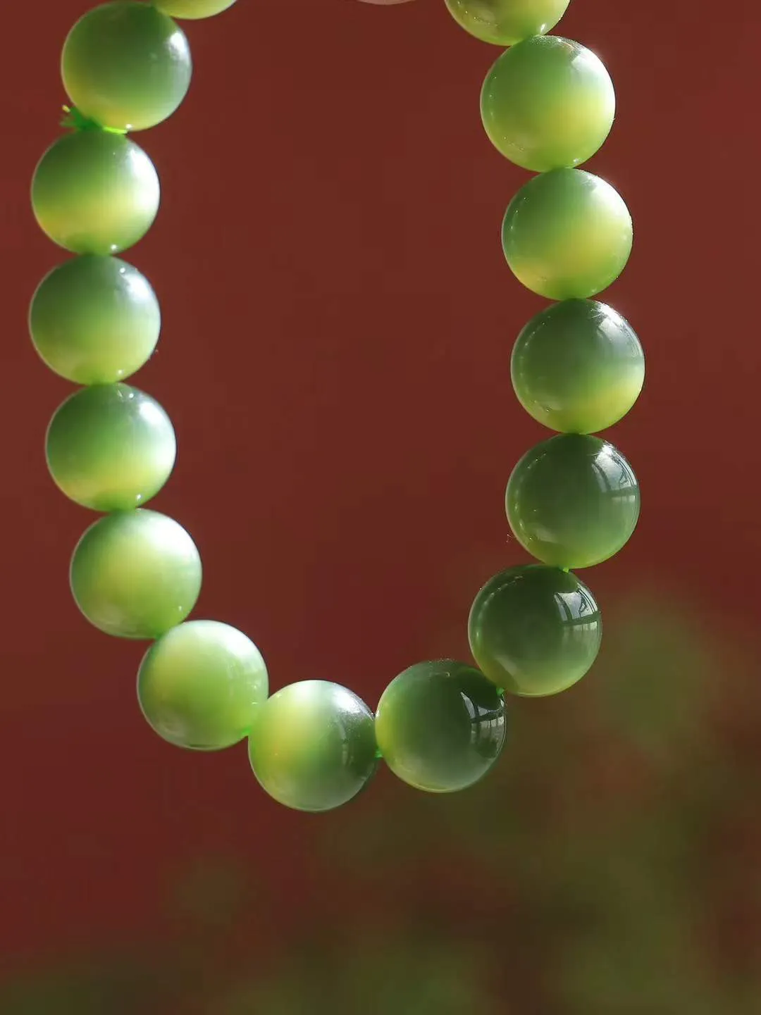 （猫眼手串）

收藏级臻品和田玉碧玉猫眼圆珠手串 质地温润灵动 猫眼儿般的光中，有波光潋滟，也有梦幻清韵。行走于市井的喧嚣，相顾不言，便得清欢。重46.2克 尺寸取一12mm  36801839YY