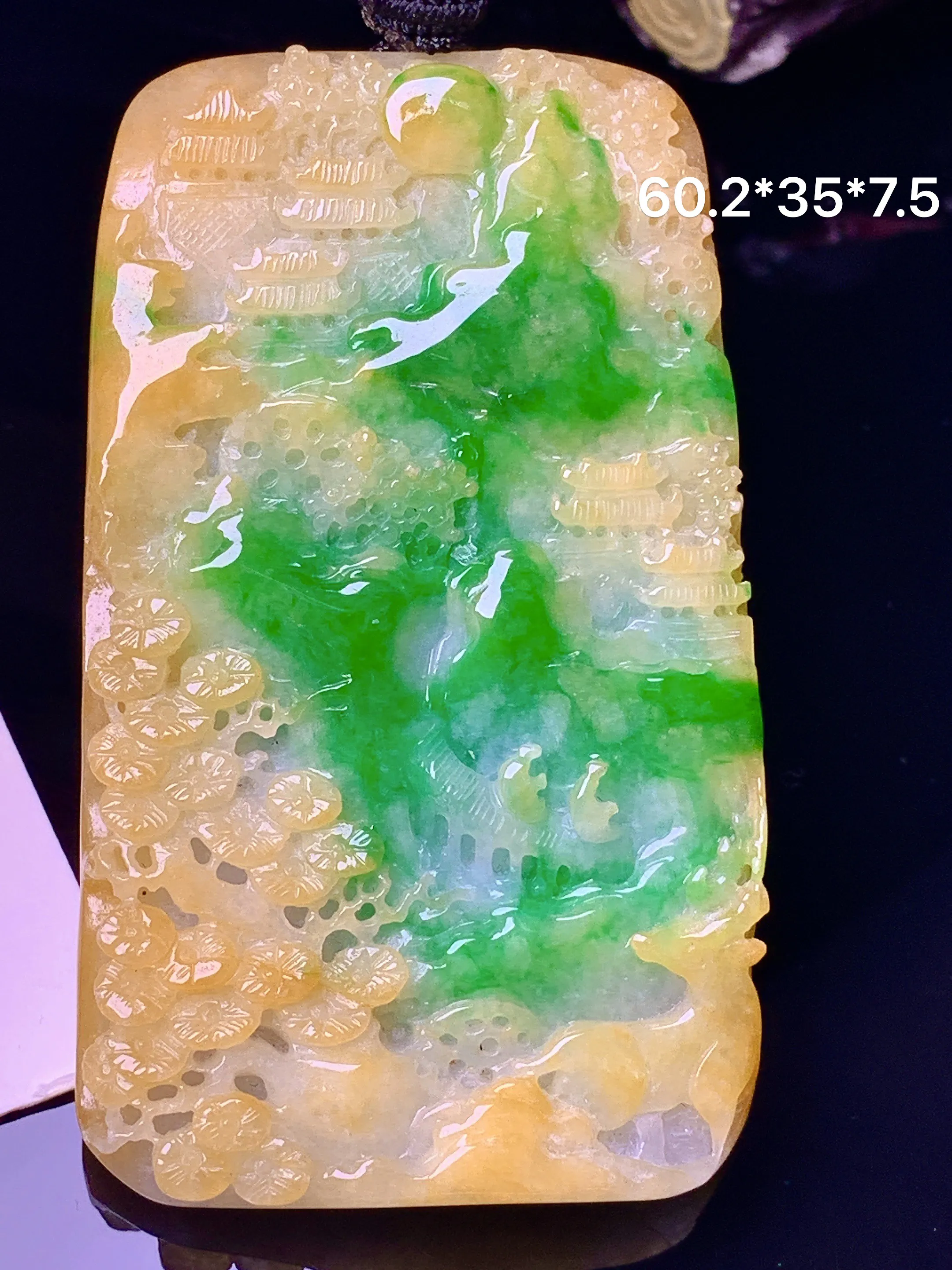 黄绿山水牌吊坠 玉质细腻 色泽清新艳丽 整体尺寸60.2*35*7.5