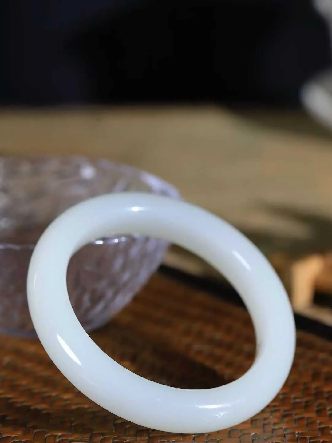 （温柔雅致.手镯）

精品️和田玉白玉手镯。镯型饱满，温润细腻，脂润沁香。️执一卷书，沏一盏茶，着一袭裙，戴一只镯。淡淡浅笺，素心若兰，静赏玉中诗画。悠悠岁月，芊手轻摘，盛满诗样芳华。重65.3克   尺寸57.5-12.8-9.7mm    FDA-321203000