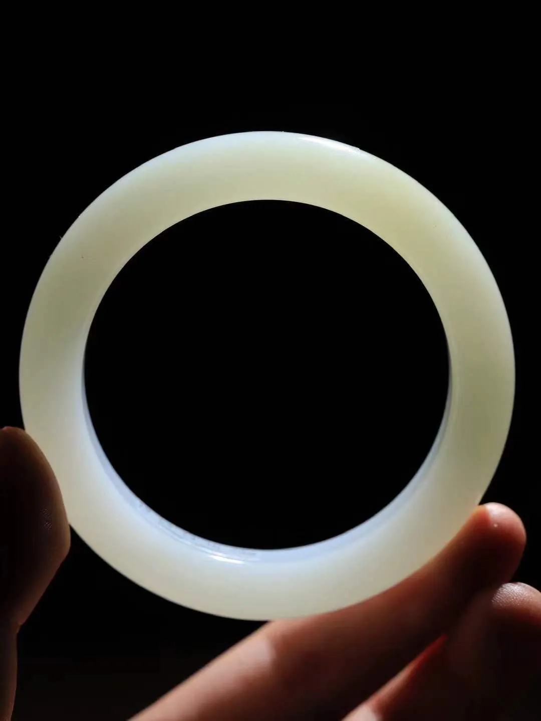 【诗情画意.手镯】

收藏级️和田玉糖白玉手镯   细腻油脂,手感润滑。意韵飘渺，温雅细腻，工艺精湛，️氤氲诗意的美跃然于手腕之间，给人以出尘的风雅，优美脱俗，气质非凡。重74克 内径59mm尺寸13.6-10.3mm  221203100A