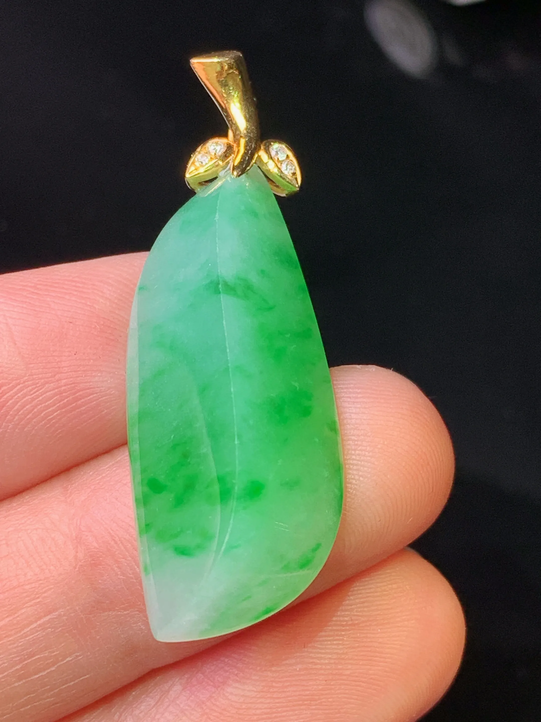 18k金钻镶嵌飘绿随形吊坠 玉质细腻 色泽清新艳丽 整体尺寸39.6*13.2*7.5