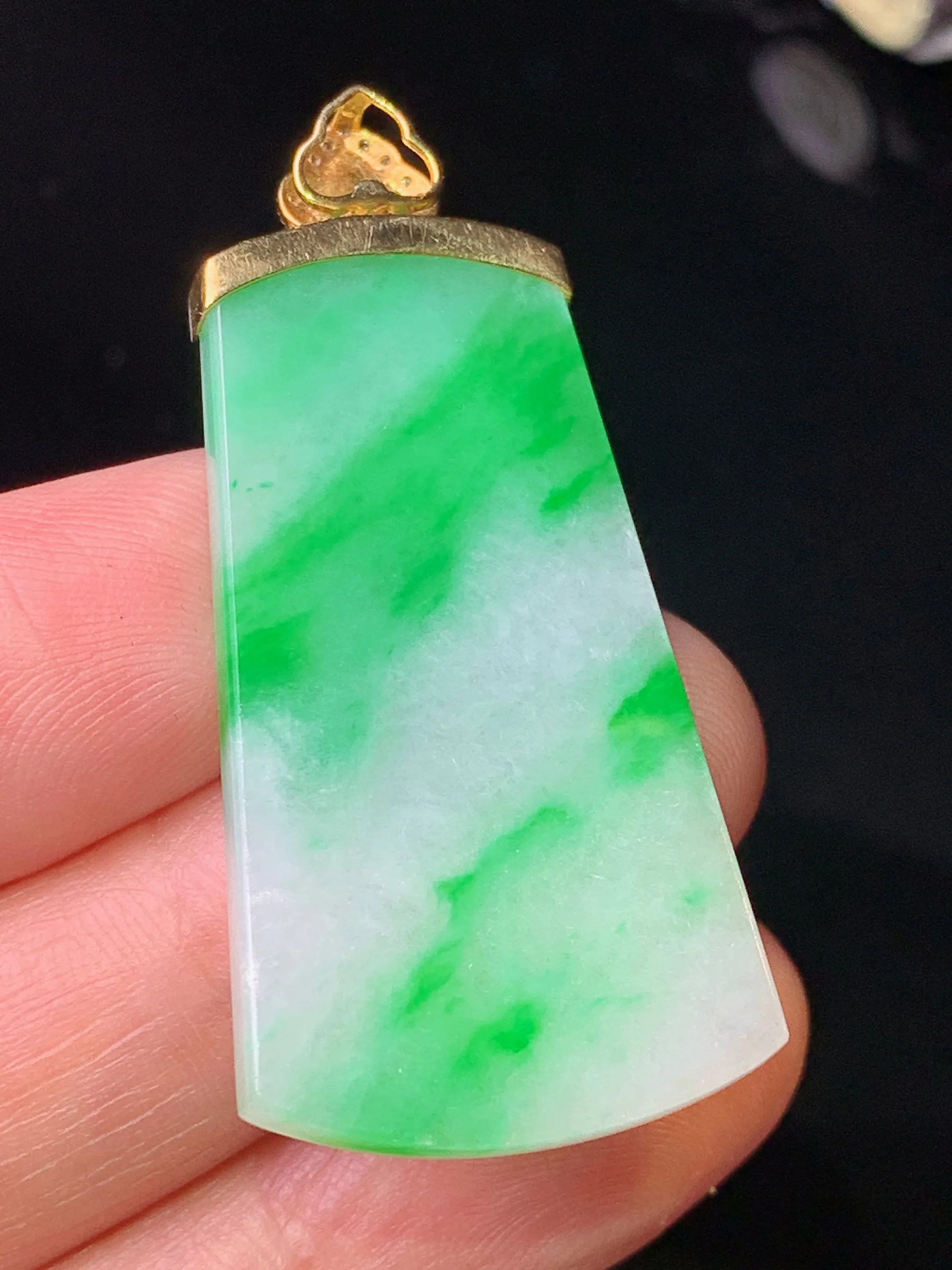 18k金钻镶嵌飘绿无事牌吊坠 玉质细腻 色泽清新艳丽 整体尺寸43.8*20.7*2.7