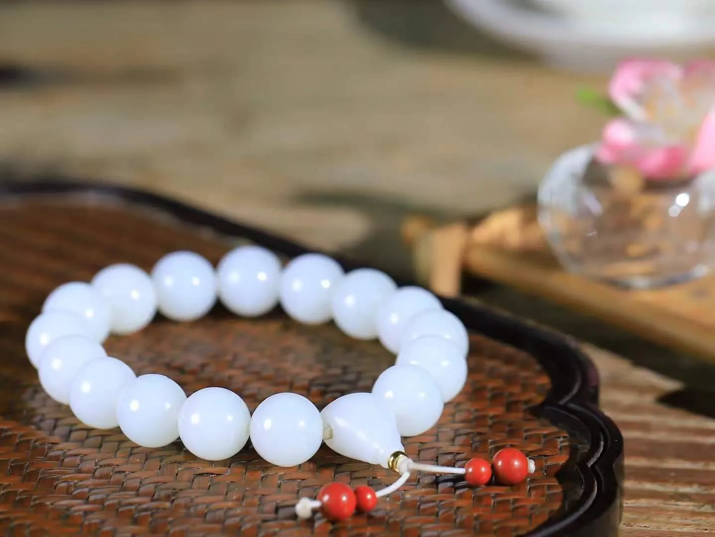 【珠圆玉润.手串】

精品和田玉白玉珠圆玉润手串 玉质温润细腻  整串打磨圆润，佩戴舒适。珠珠落玉盘