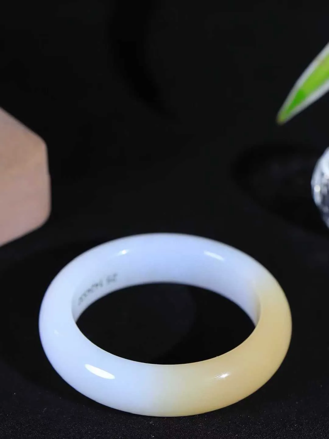 【诗情画意.手镯】

收藏级️和田玉糖白玉手镯   细腻油脂,手感润滑。意韵飘渺，温雅细腻，工艺