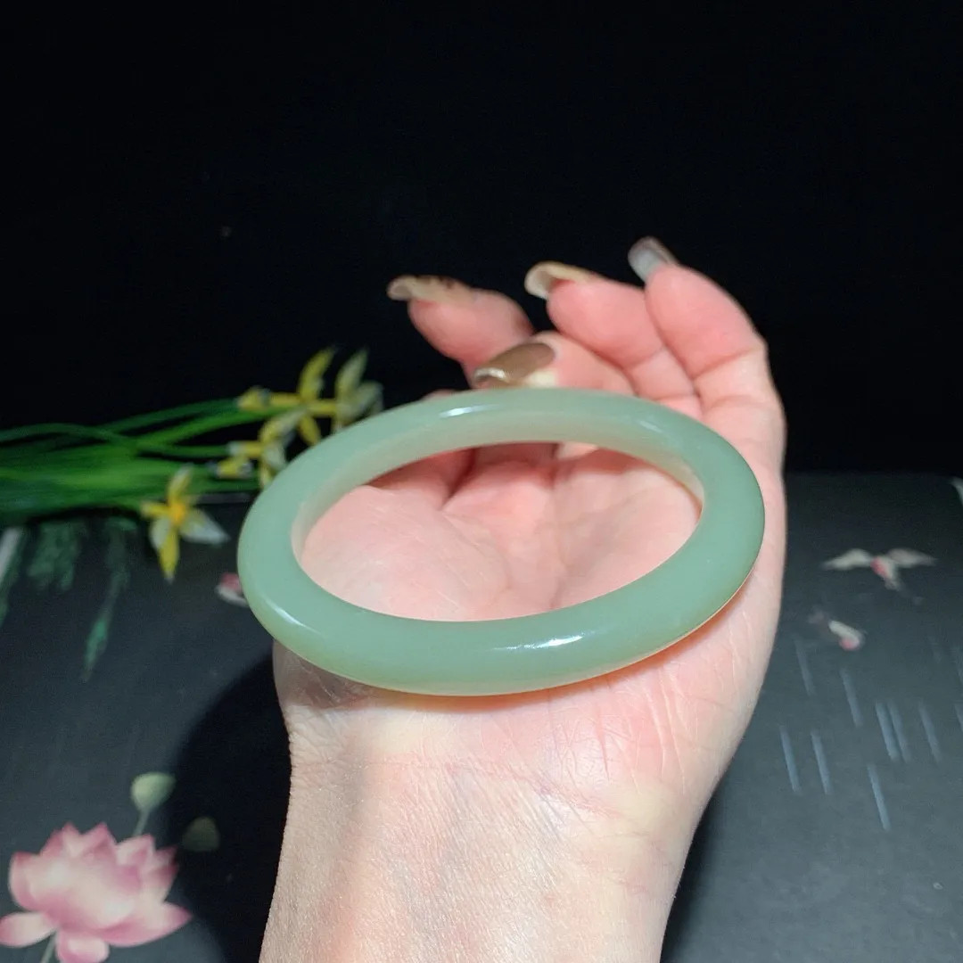 和田玉59圈口清水色手镯！玉质细腻油润 底色纯净 无裂无黑 脂粉好，品质好！