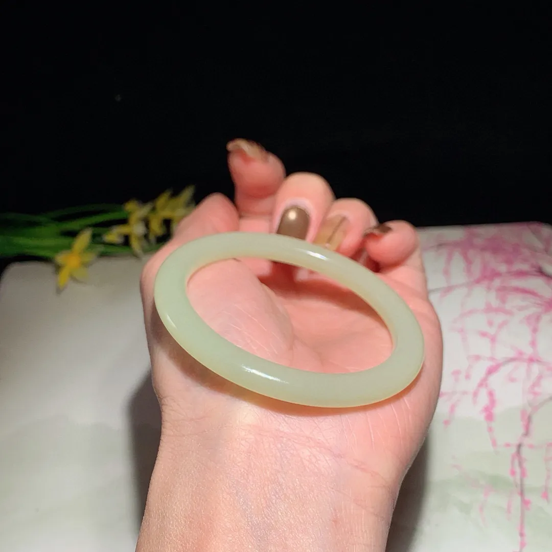 和田玉51圈口黄口料圆条手镯！玉质细腻油润 底色纯净 无裂无杂 脂粉好，品质好！