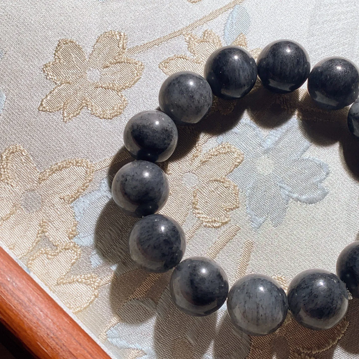 新疆籽料青花手串 单颗尺寸16重88.5克。玉质细腻油润。手推出油品相大气。251231