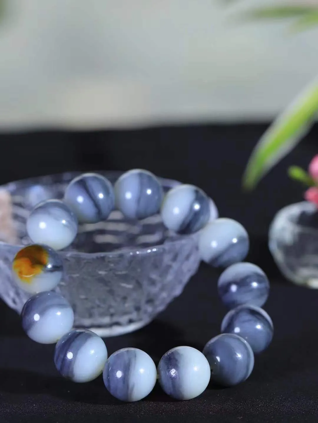 【籽.珠圆玉润.手串】

新疆和田青花籽料珠圆玉润手串 玉质温润细腻  整串打磨圆润，佩戴舒适。珠珠落玉盘，间关莺语花底滑，一生美好时光，无论身在何处，都有它相伴相守。事事顺遂，幸福美满，吉祥如意。重81.5克 尺寸取一16mm  FDA-221203133